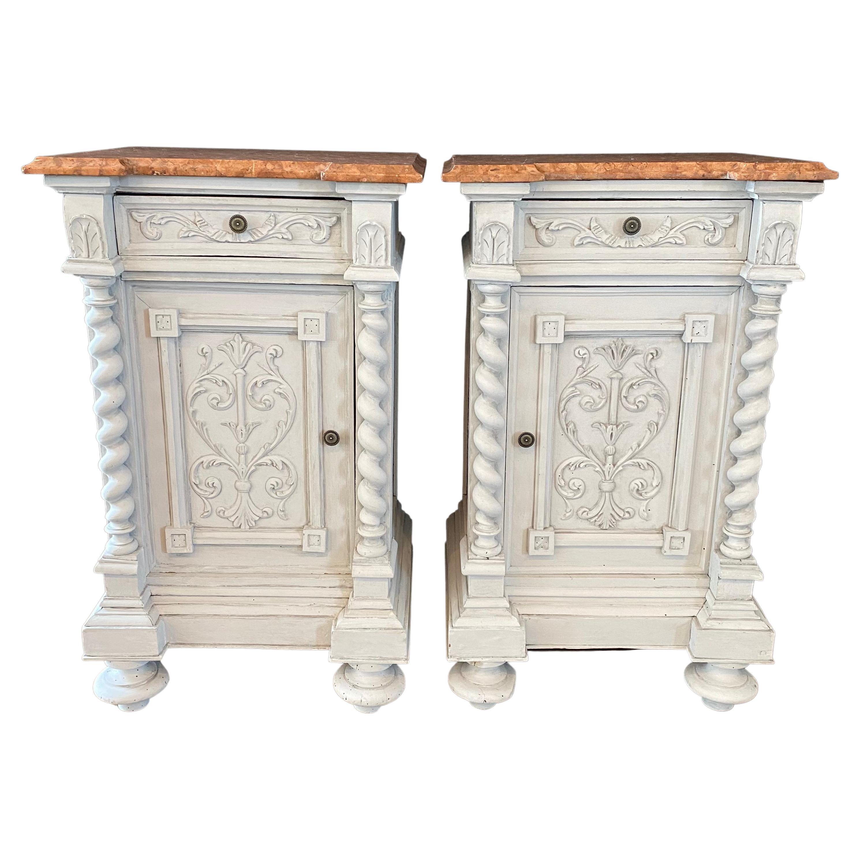 Jolie paire de tables de nuit anciennes baroques italiennes de la Renaissance en forme de torsion d'orge