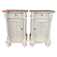 Jolie paire de tables de nuit anciennes baroques italiennes de la Renaissance en forme de torsion d'orge