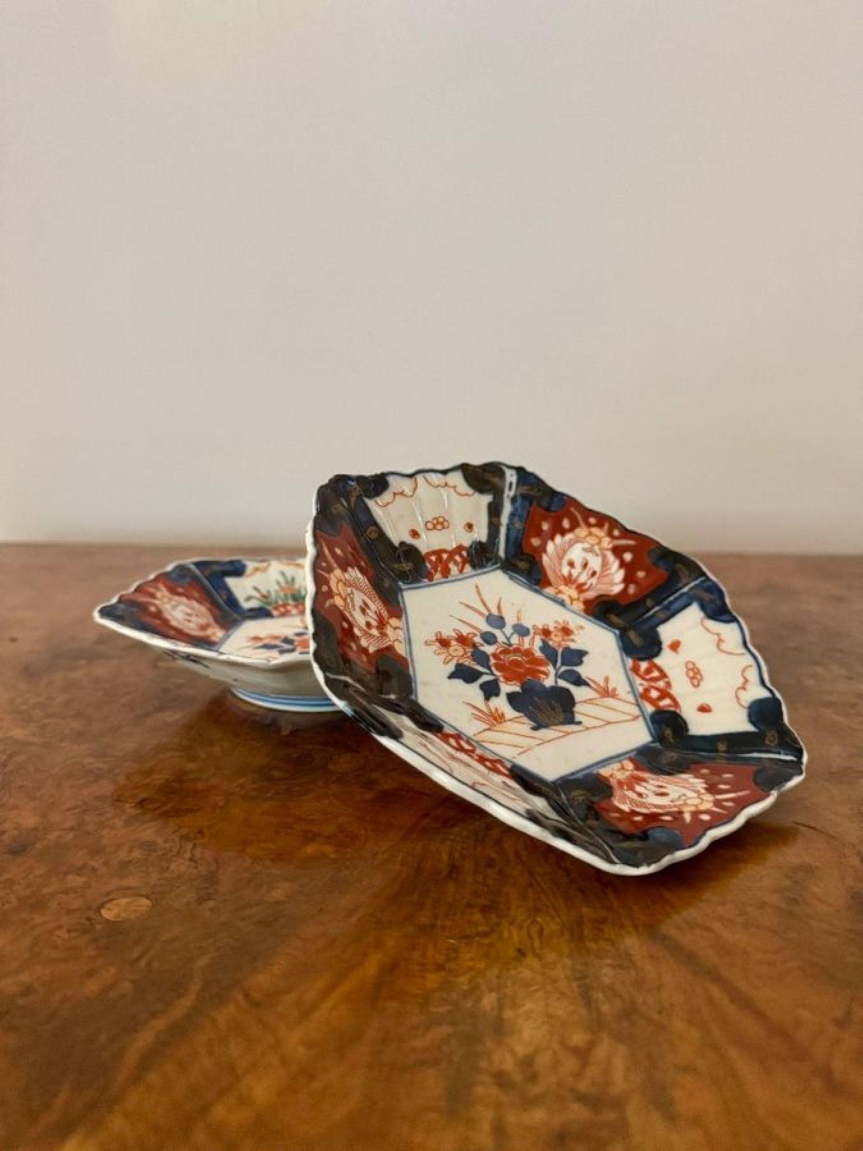 Japonais Jolie paire d'assiettes hexagonales japonaises anciennes imari en vente