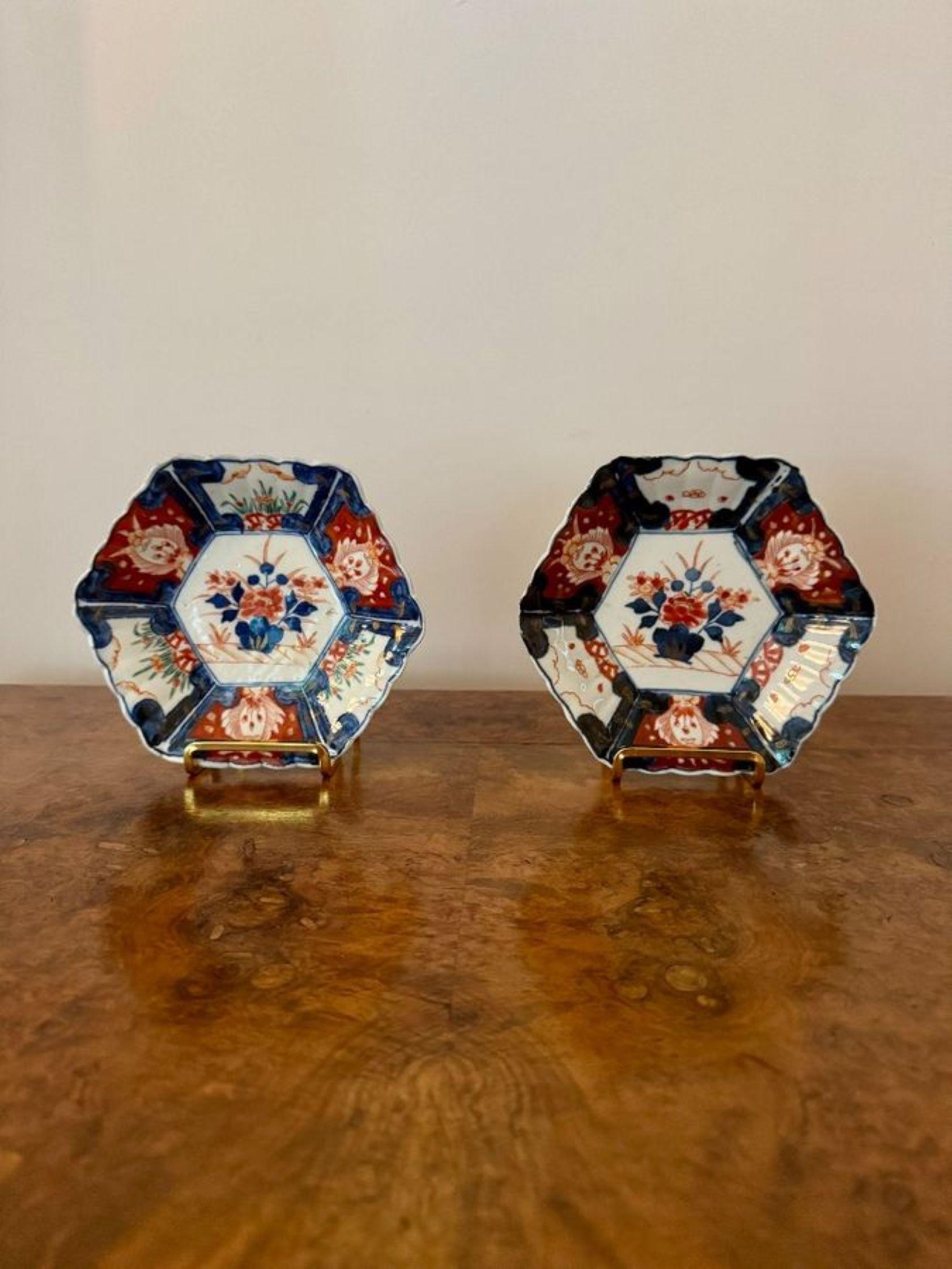 Laque japonaise Jolie paire d'assiettes hexagonales japonaises anciennes imari en vente