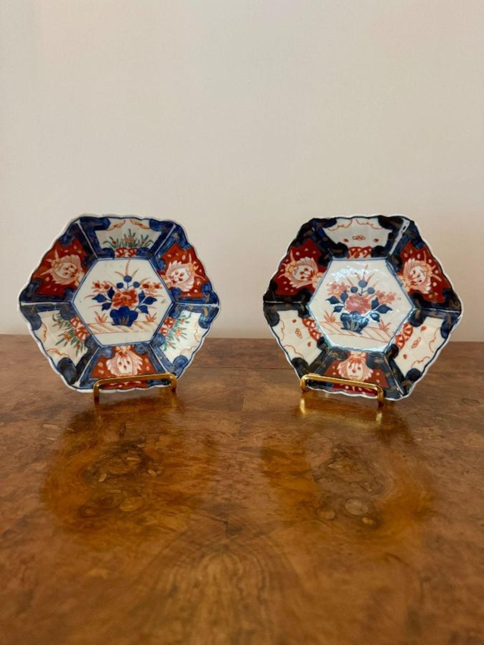 Jolie paire d'assiettes hexagonales japonaises anciennes imari Bon état - En vente à Ipswich, GB