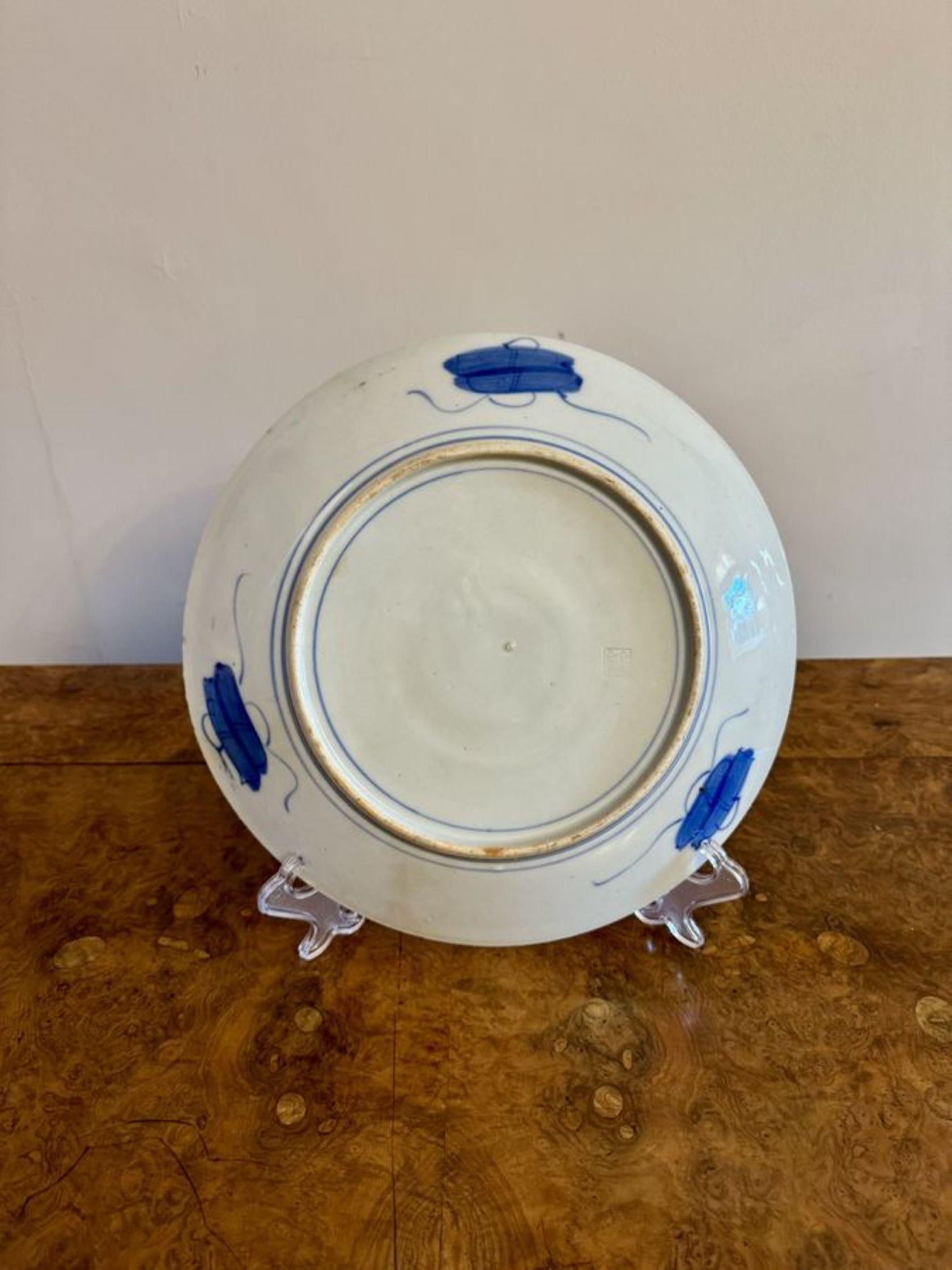 Jolie paire d'assiettes japonaises anciennes imari Cette paire d'assiettes japonaises anciennes imari de qualité est décorée d'arbres, de fleurs, d'oiseaux et de rouleaux peints à la main dans de superbes couleurs rouge, blanc, bleu, vert et or.

D.