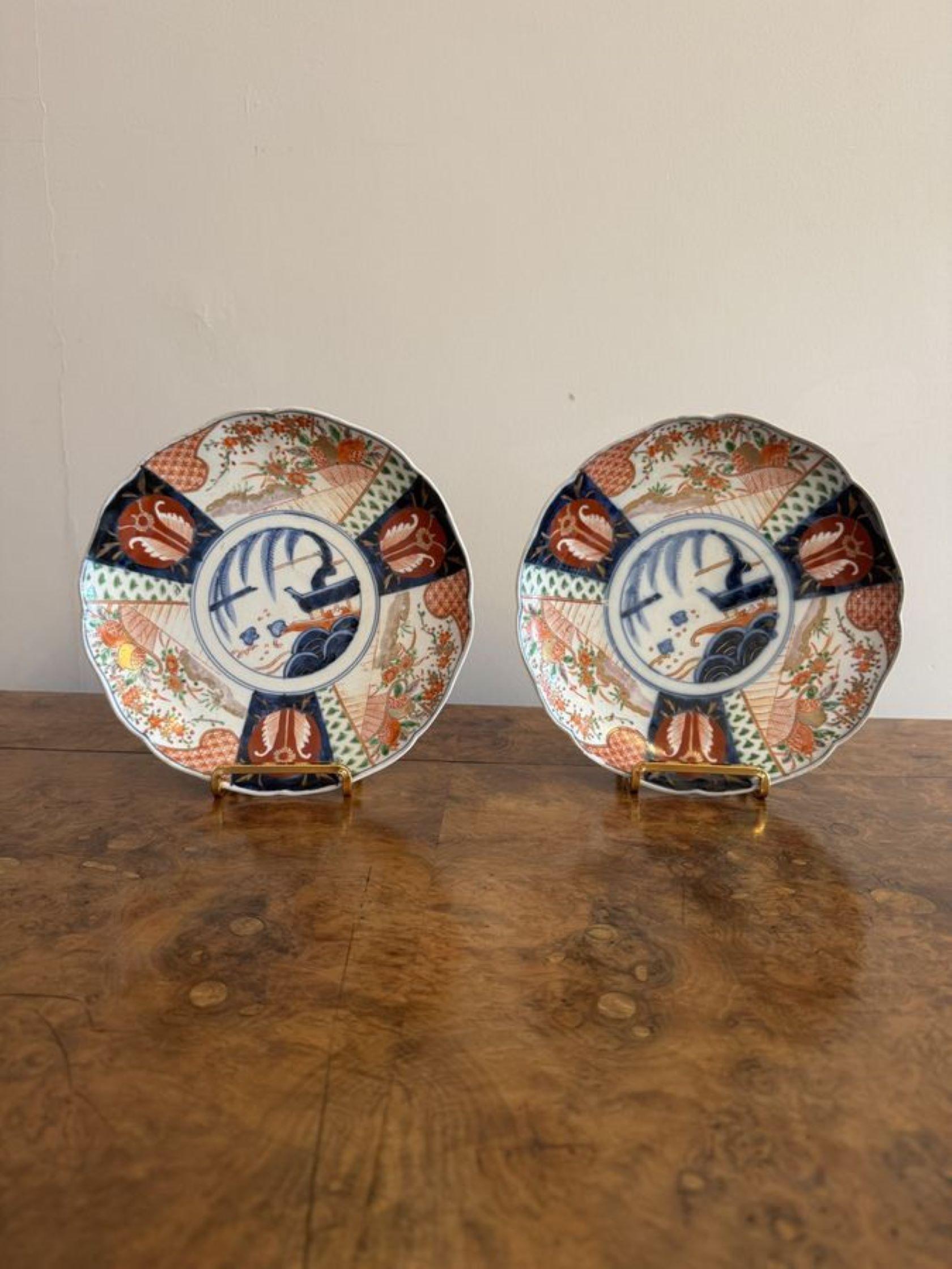 Precioso par de platos antiguos japoneses imari, con una decoración impresionante que consiste en aerosoles florales, árboles y volutas, con un borde perfilado. 

D. 1900