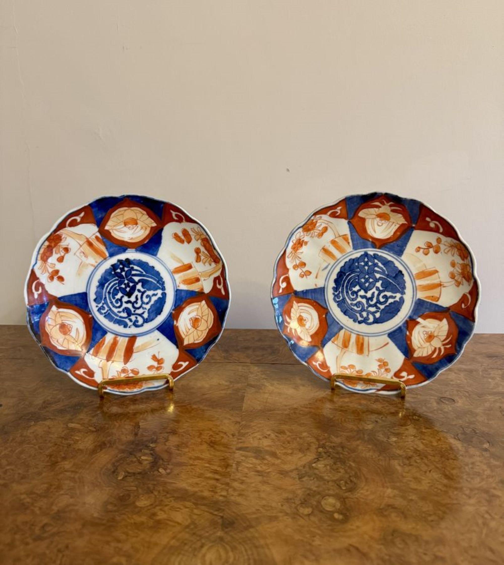Schönes Paar antiker japanischer Imari-Teller. Ein hochwertiges Paar antiker japanischer Imari-Teller mit geformtem Rand, verziert mit Blumen und Mustern, handbemalt in roten, blauen und weißen Farben. 

D. 1900