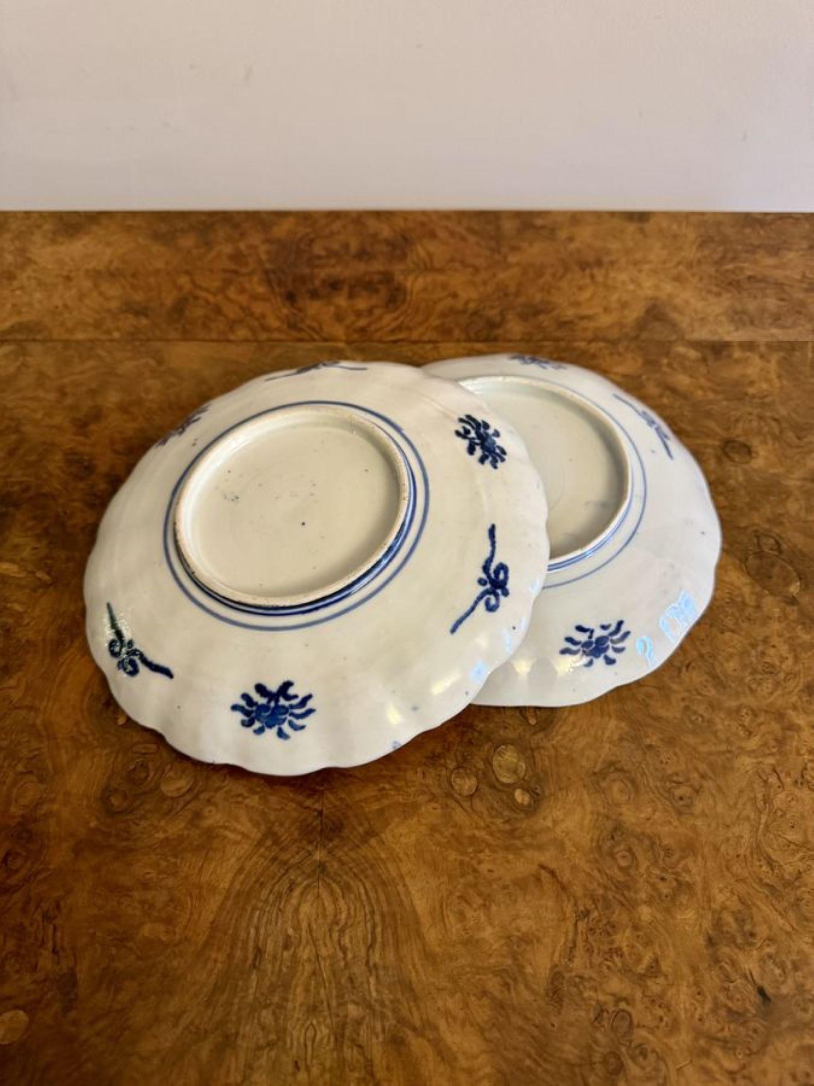 Schönes Paar antiker japanischer Imari-Teller aus Japan (Japanlack) im Angebot