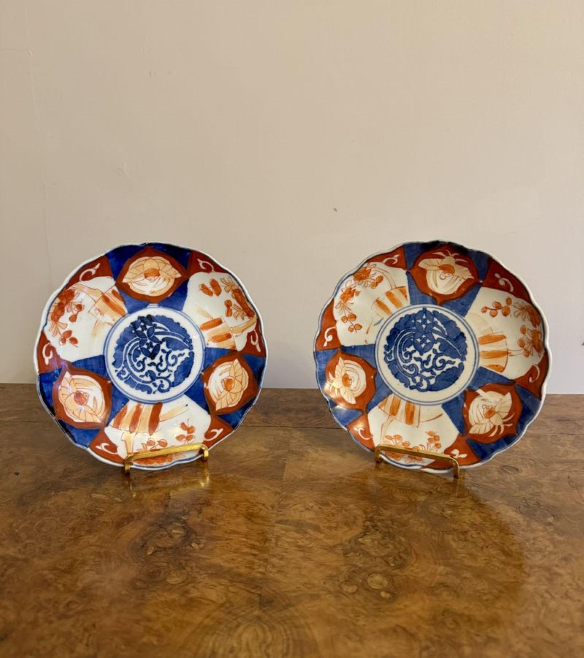 Schönes Paar antiker japanischer Imari-Teller aus Japan (Keramik) im Angebot