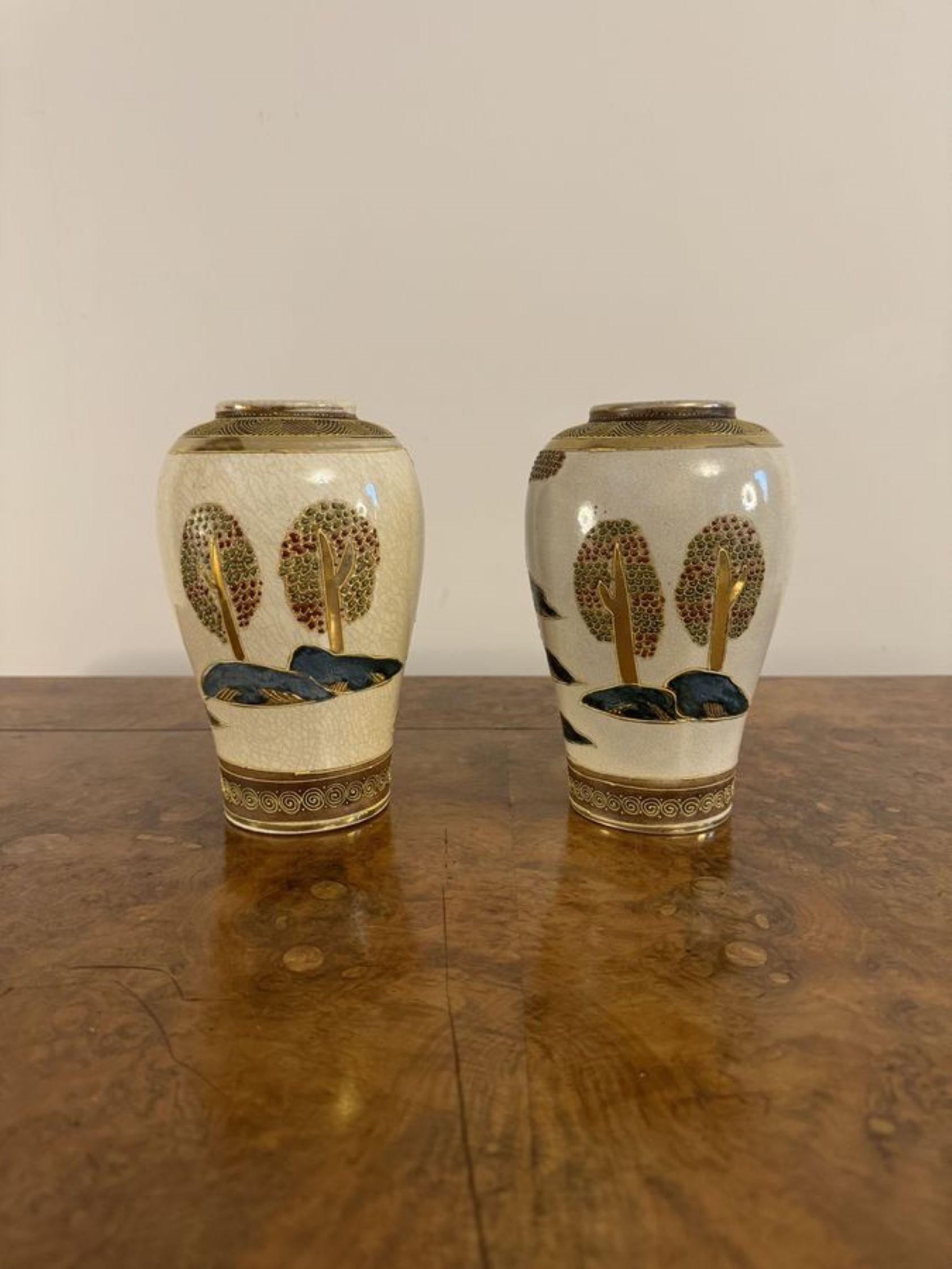 Preciosa pareja de jarrones antiguos japoneses satsuma, tener una pareja de calidad de jarrones antiguos japoneses satsuma decorados con figuras, volutas y trenzas en impresionantes colores dorado, azul, marrón, rojo y azul. 

D. 1920