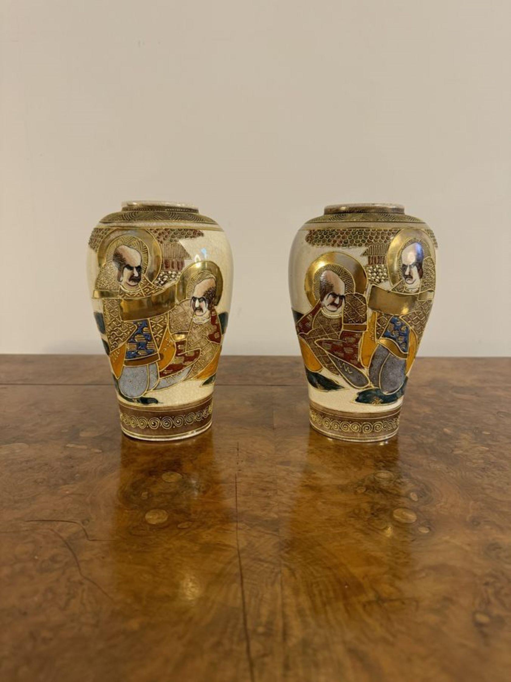 Precioso par de jarrones antiguos japoneses satsuma siglo XX en venta