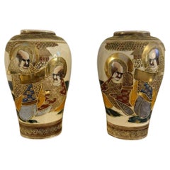 Precioso par de jarrones antiguos japoneses satsuma