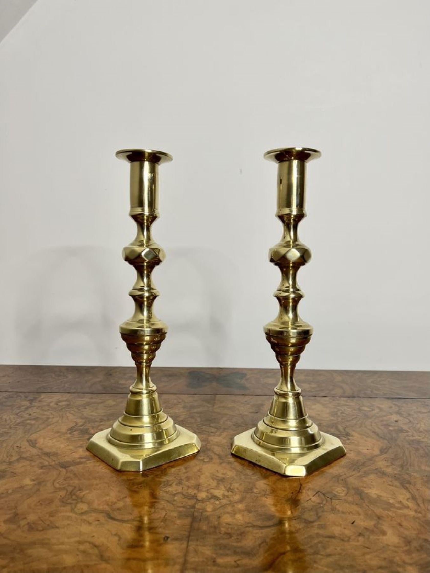 Schönes Paar antiker viktorianischer Messing-Kerzenständer mit einem Paar antiker viktorianischer Messing-Kerzenständer mit einer gedrehten, geformten Säule auf einem abgestuften Sockel.

D. 1860
