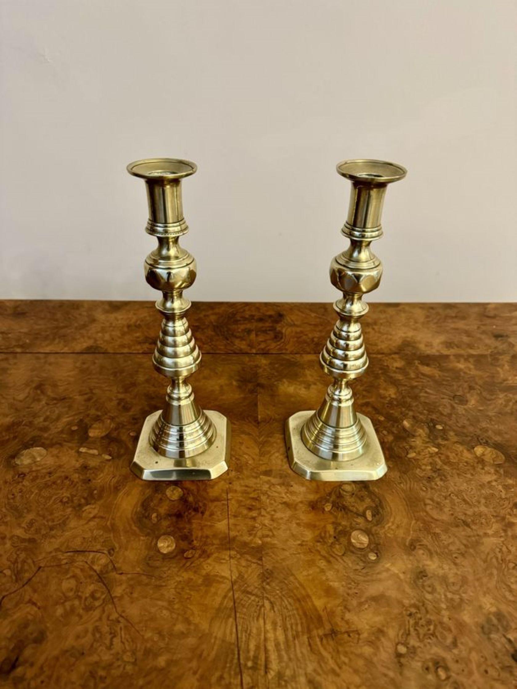 Bella coppia di antichi candelieri vittoriani in ottone con una coppia di antichi candelieri vittoriani in ottone con una colonna sagomata e tornita su una base a gradini.

D. 1890