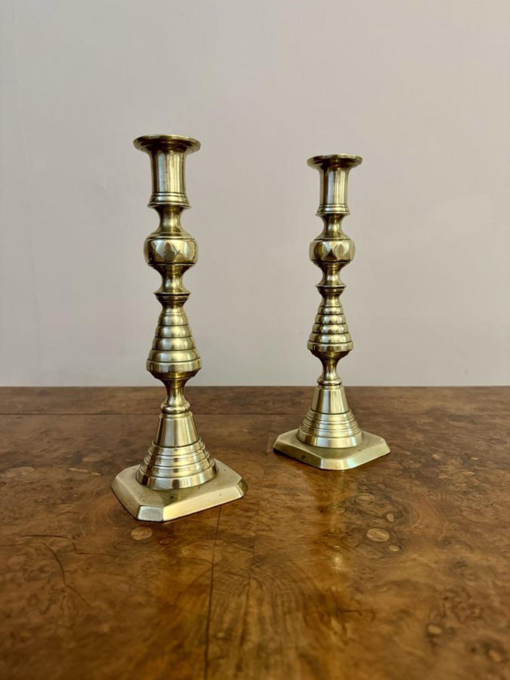 Primo vittoriano Bella coppia di antichi candelabri vittoriani in ottone in vendita