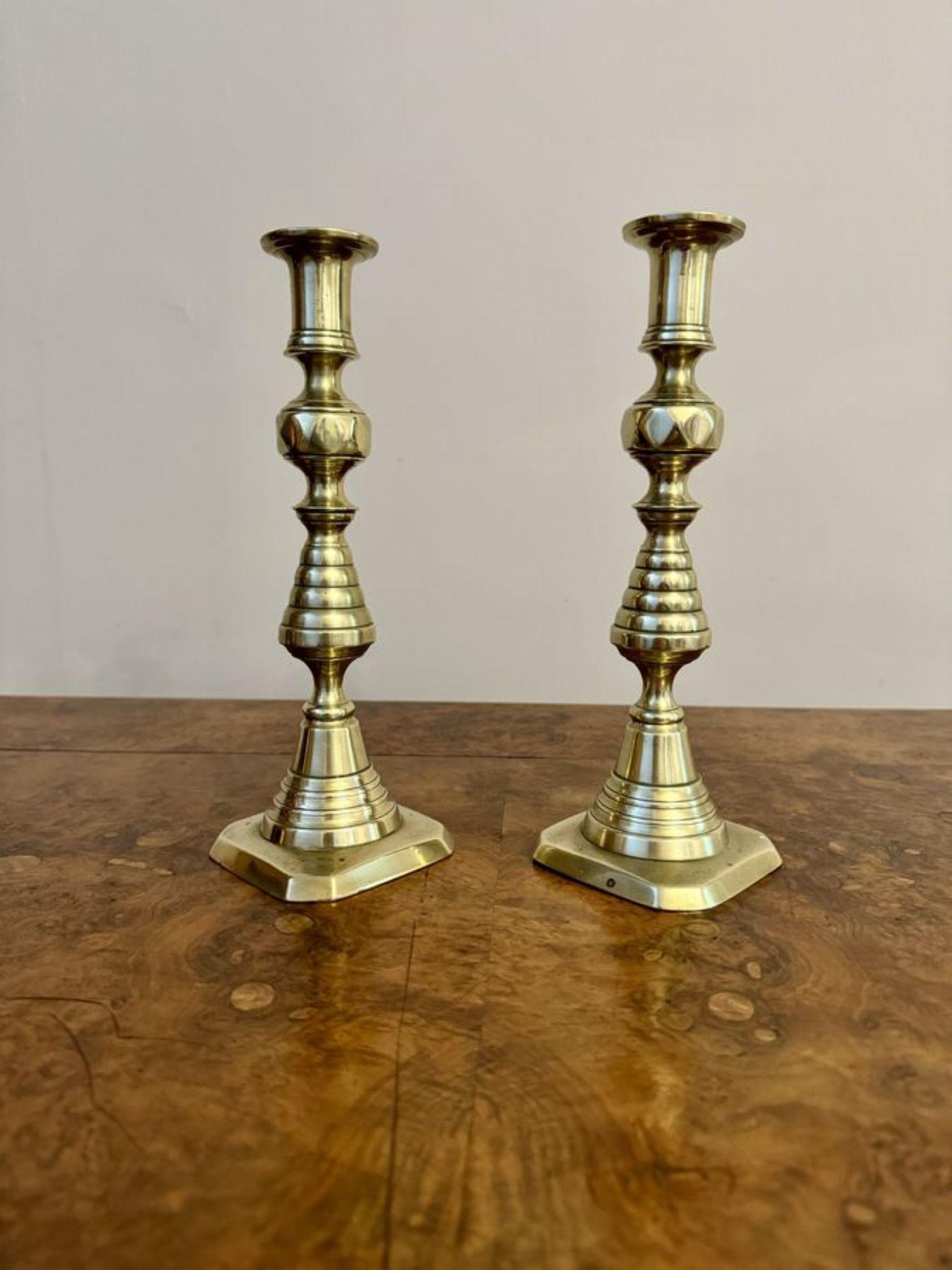 Bella coppia di antichi candelabri vittoriani in ottone In condizioni buone in vendita a Ipswich, GB