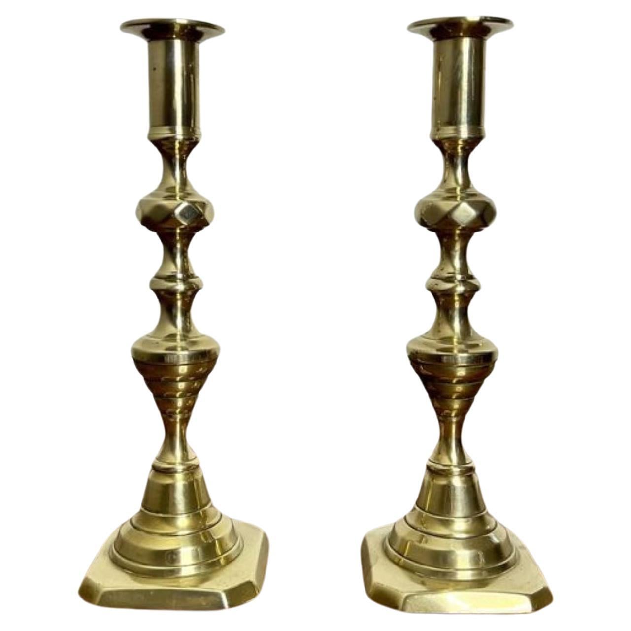 Hübsches Paar antiker viktorianischer Messing-Kerzenständer  im Angebot