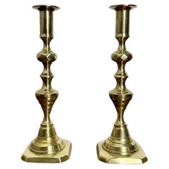 Jolie paire de chandeliers anciens en laiton de l'époque victorienne 