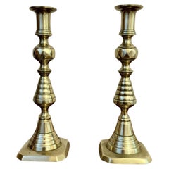 Precioso par de candelabros antiguos victorianos de latón