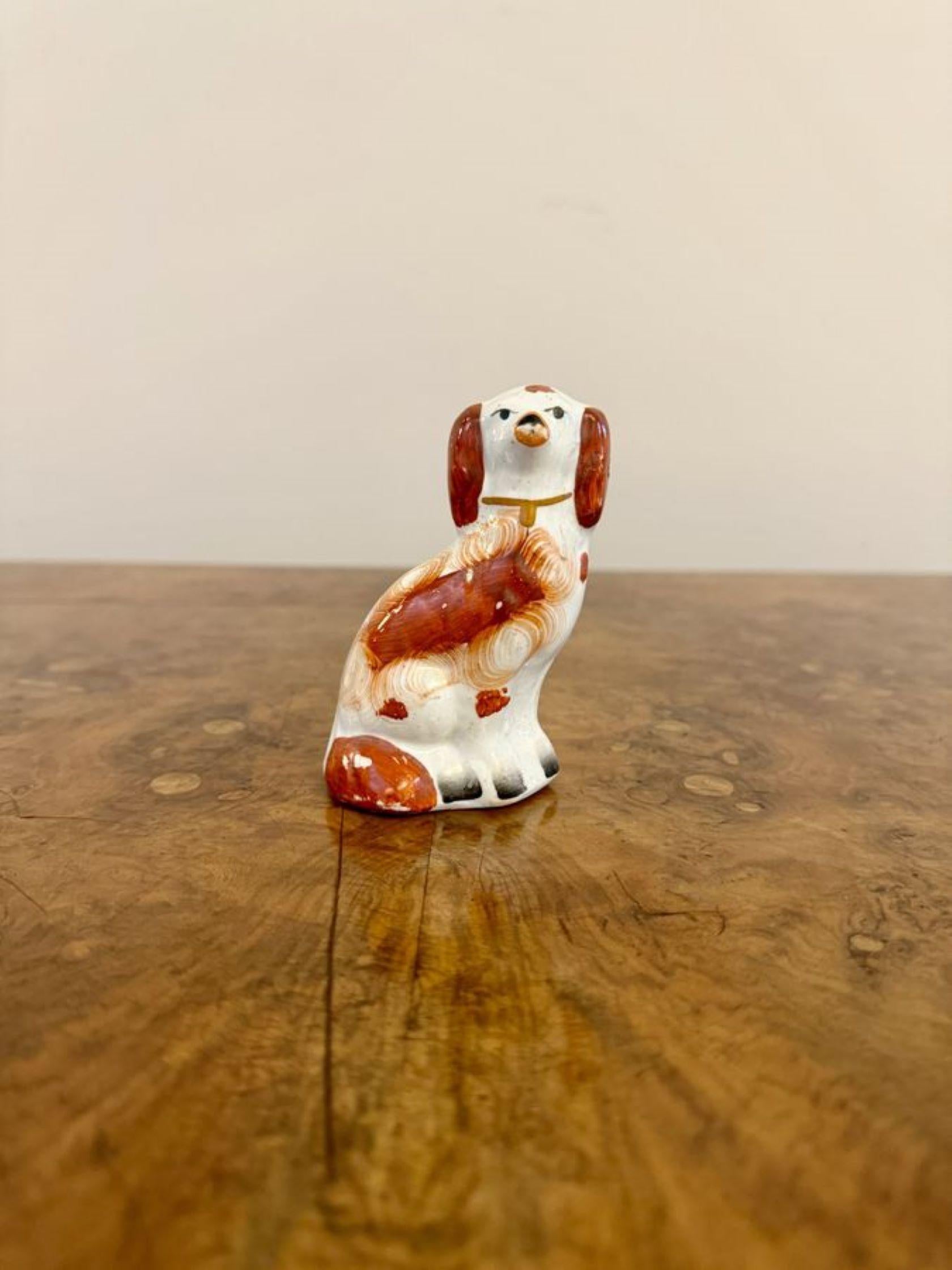 Bella coppia di antichi cani Staffordshire in miniatura di epoca vittoriana In condizioni buone in vendita a Ipswich, GB