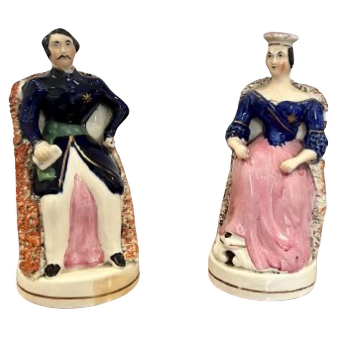 Jolie paire d'anciennes figures royales victoriennes du Staffordshire 