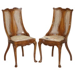 Jolie paire de chaises Bergères Art Déco en noyer et bois de feuillus, faisant partie de la suite