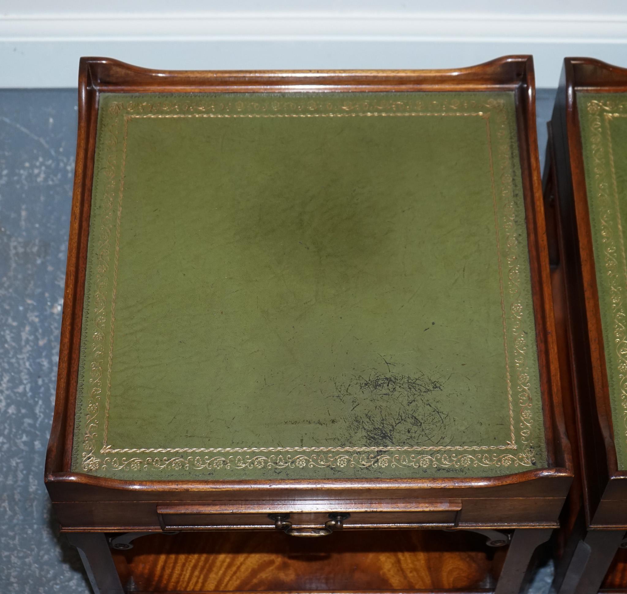 LOVELY PAIR OF BEDSIDE TABLES WiTH GREEN LEATHER TOP  In Good Condition For Sale In Pulborough, GB