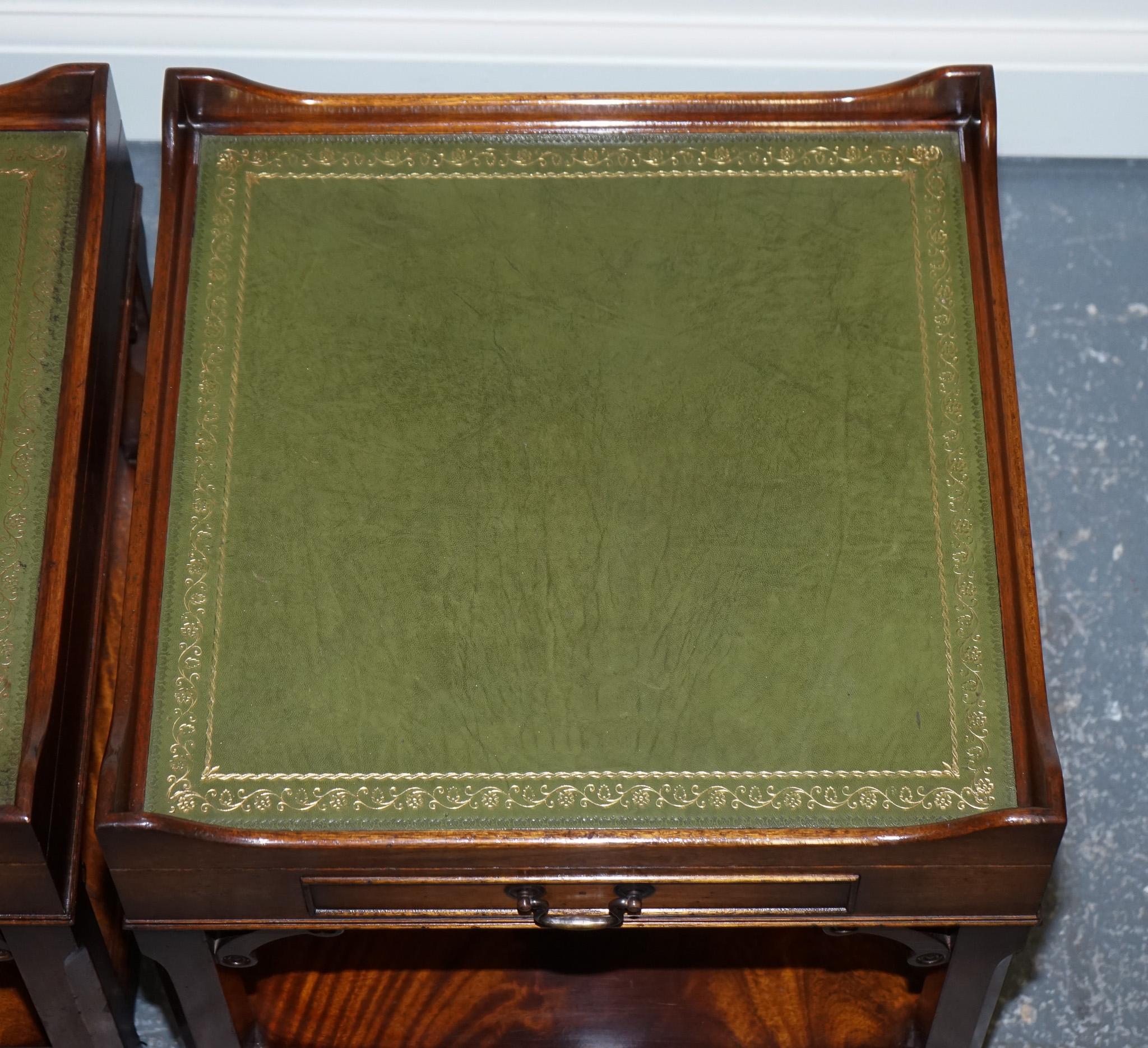 20th Century LOVELY PAIR OF BEDSIDE TABLES WiTH GREEN LEATHER TOP  For Sale
