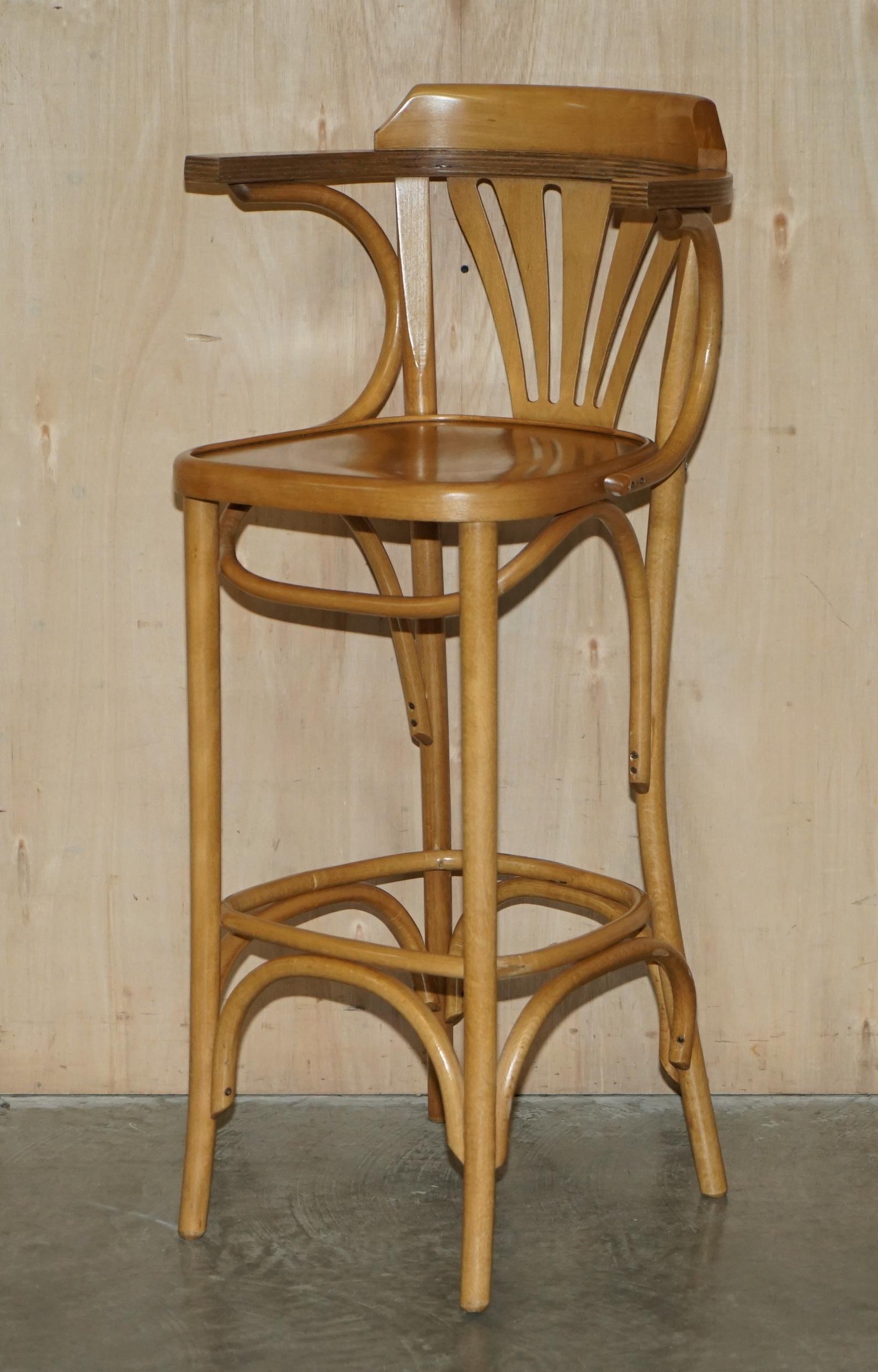 LOVELY PAIR OF BENTWOOD THONET BAR STOOLS + CAST IRON COCKTAiL BAR TABLE en vente 6