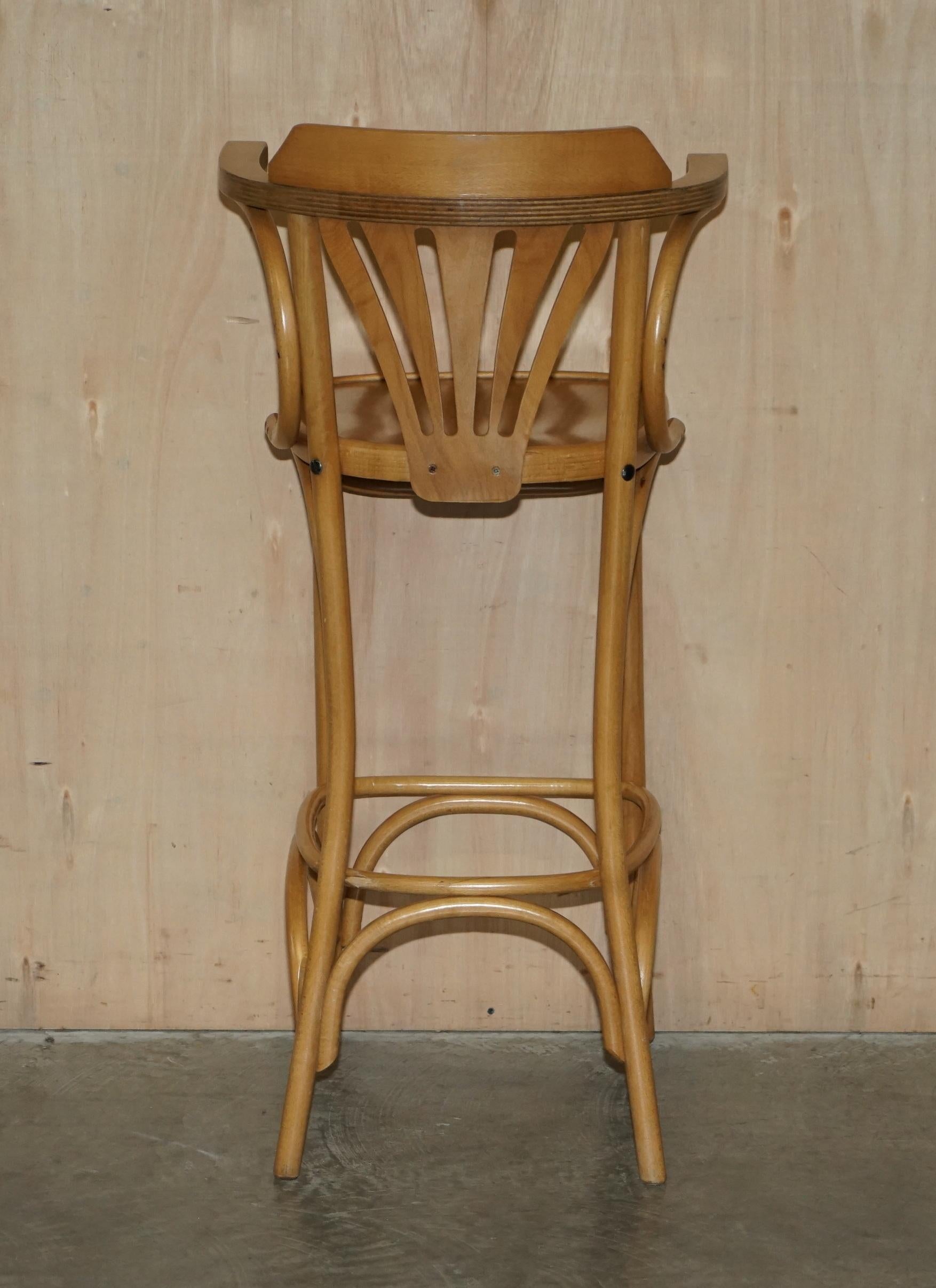 LOVELY PAIR OF BENTWOOD THONET BAR STOOLS + CAST IRON COCKTAiL BAR TABLE en vente 13