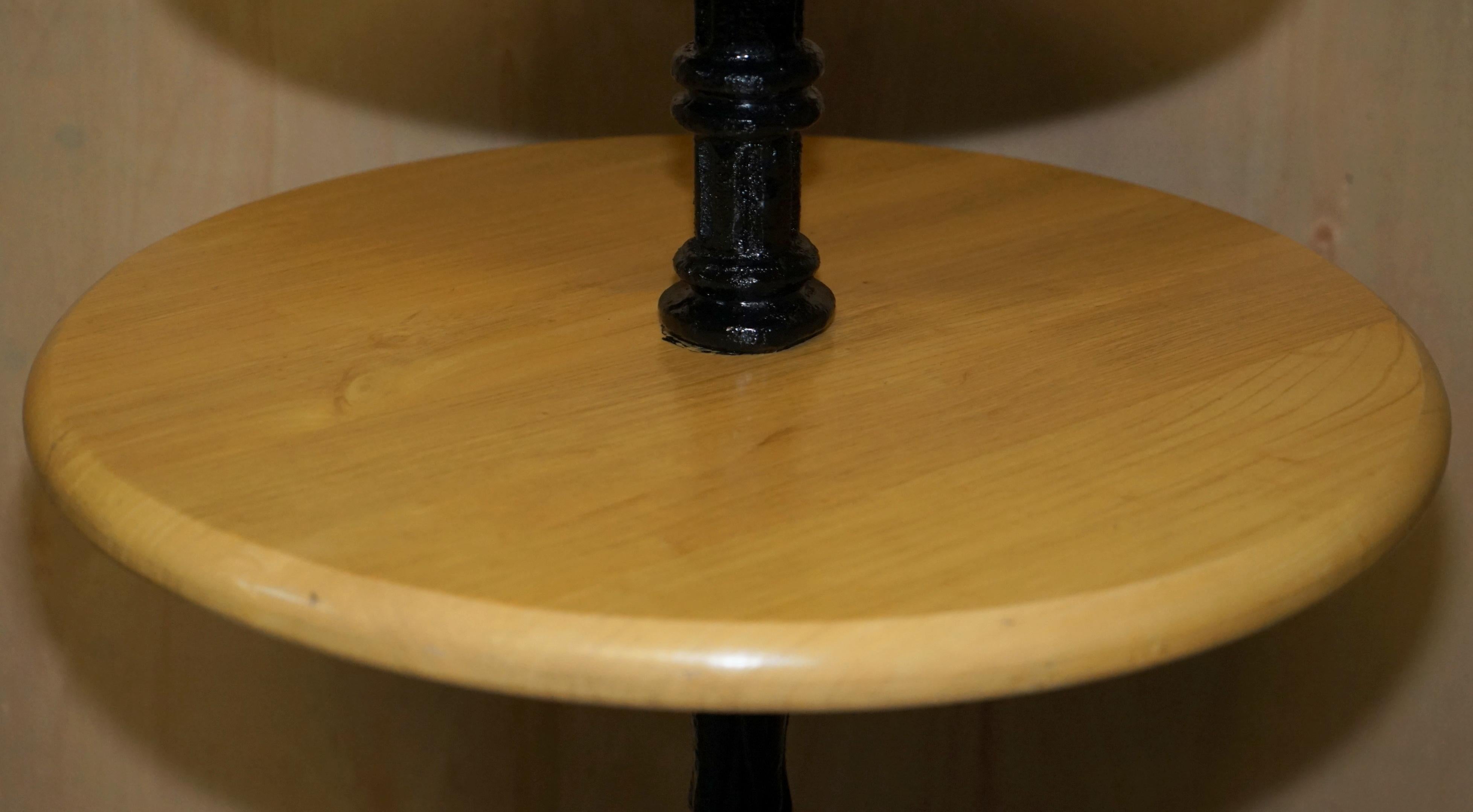 LOVELY PAIR OF BENTWOOD THONET BAR STOOLS + CAST IRON COCKTAiL BAR TOP TABLE (20. Jahrhundert) im Angebot