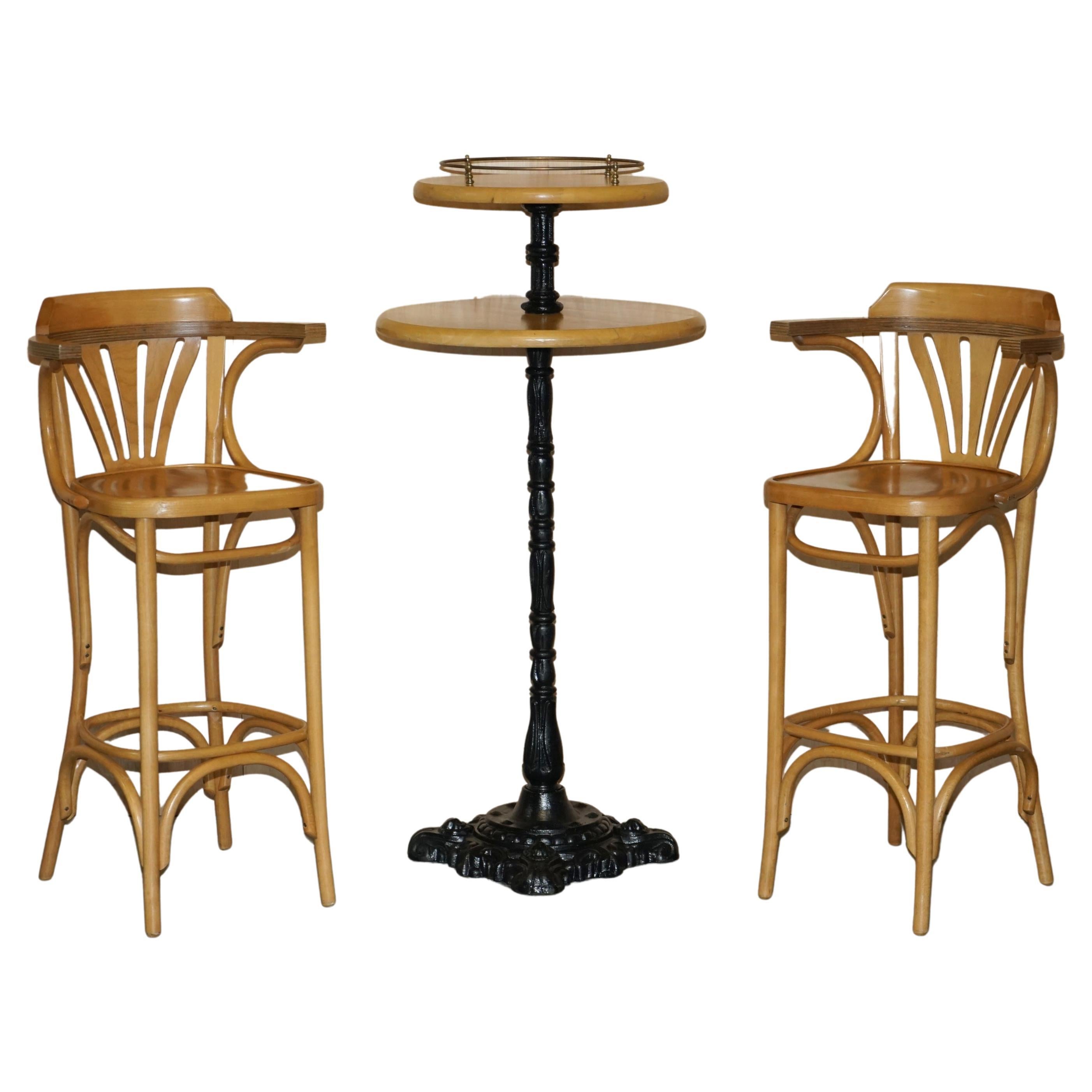 LOVELY PAIR OF BENTWOOD THONET BAR STOOLS + CAST IRON COCKTAiL BAR TABLE en vente
