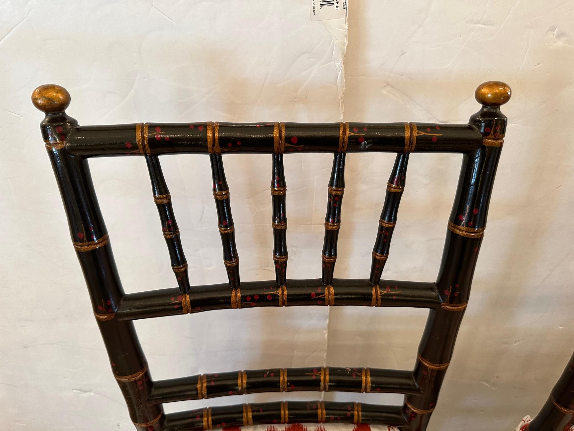 Tissu d'ameublement Jolie paire de chaises d'appoint en faux bambou noir peintes à la main avec coussins neufs en vente