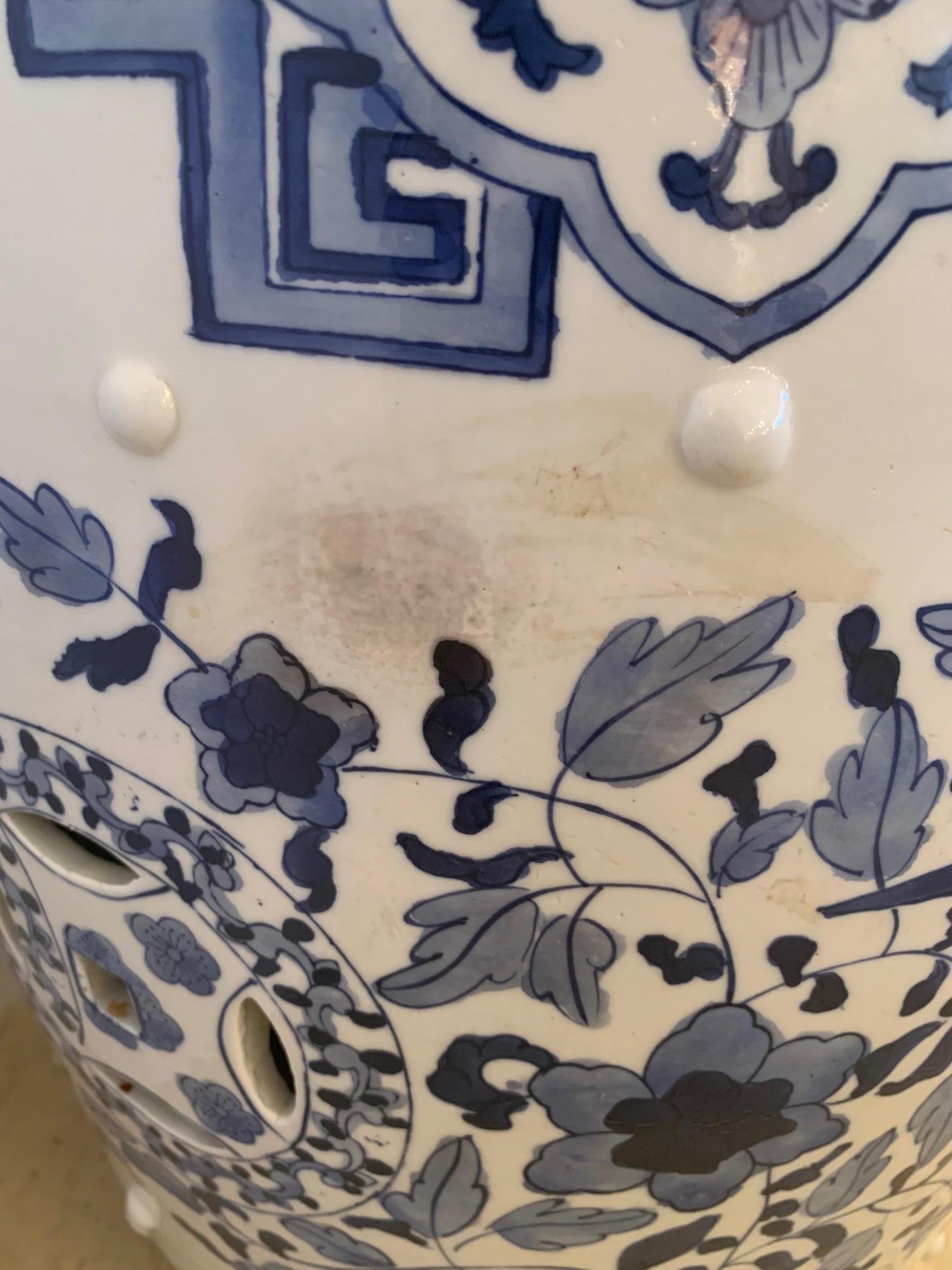 Zwei schöne chinesische Gartenstühle und Beistelltische aus blauer und weißer Keramik (Chinesischer Export) im Angebot