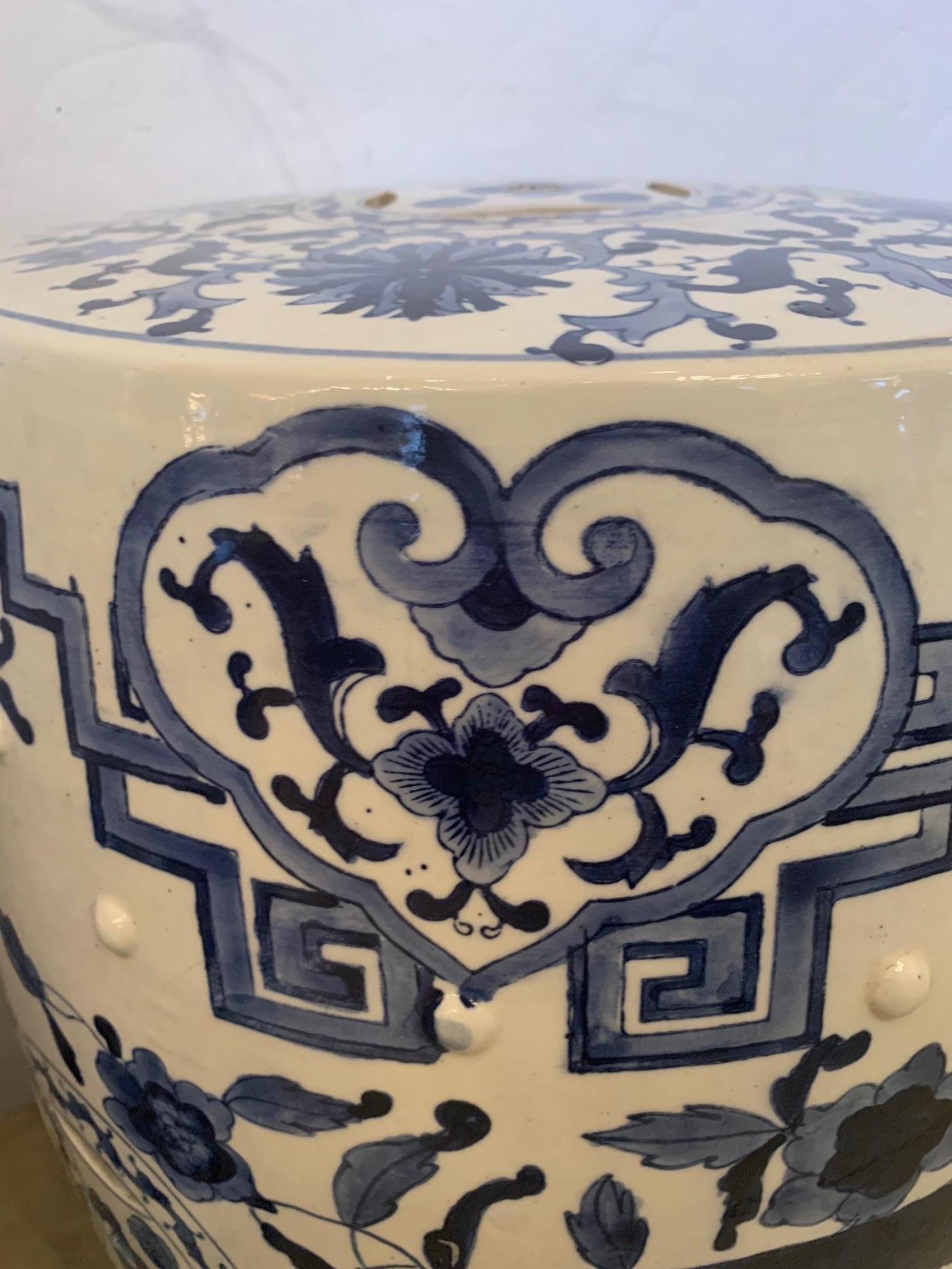 Zwei schöne chinesische Gartenstühle und Beistelltische aus blauer und weißer Keramik im Zustand „Gut“ im Angebot in Hopewell, NJ