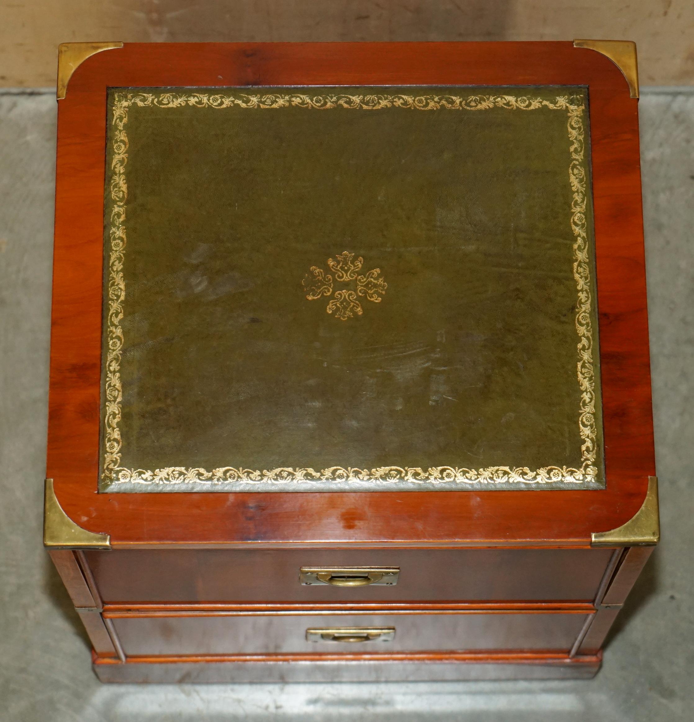 LOVELY PAiR OF BURR YEW WOOD GREEN LEATHER MILITARY CAMPAIGN NIGHTSTAND DRAWERS im Angebot 3
