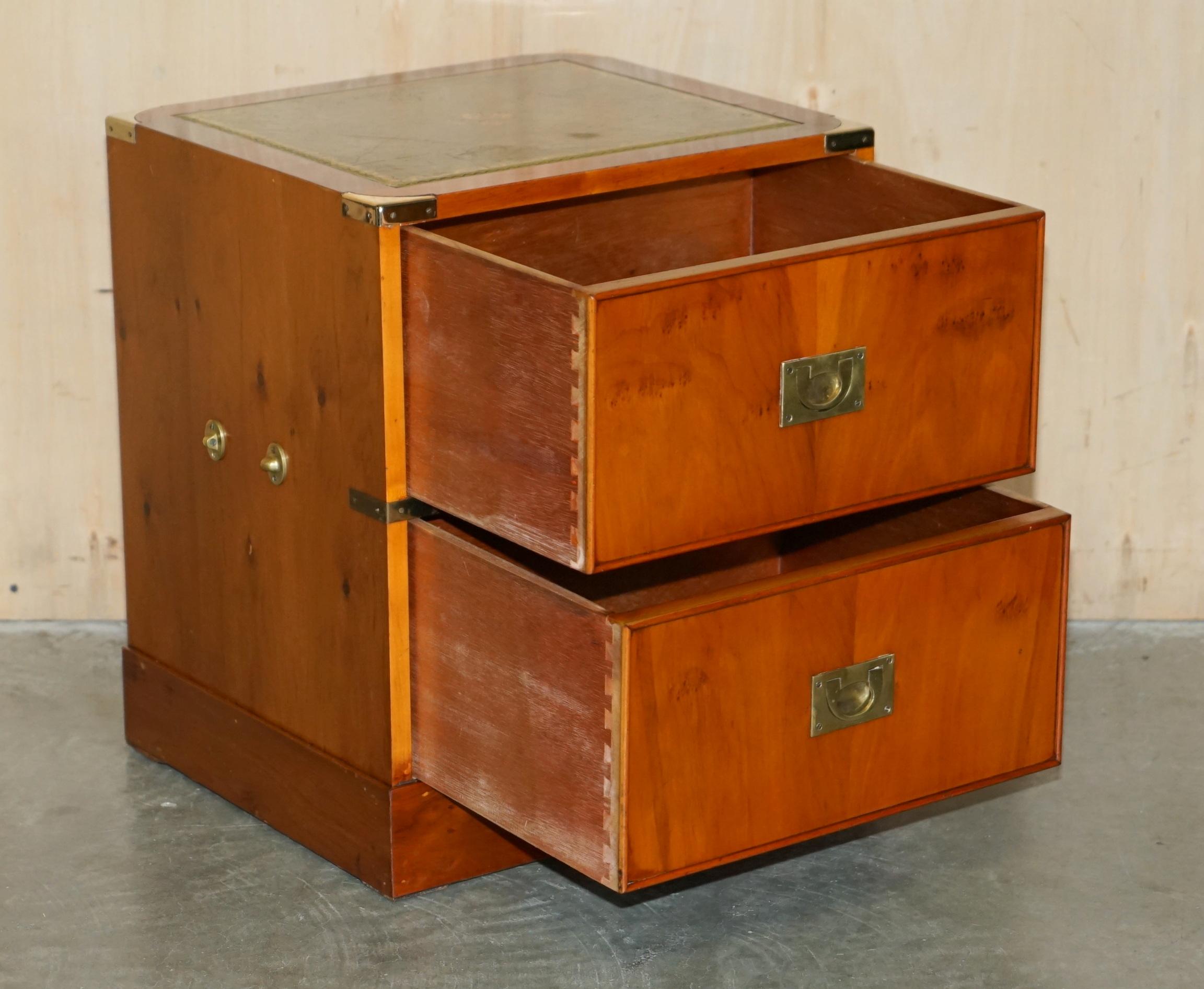 LOVELY PAiR OF BURR YEW WOOD GREEN LEATHER MILITARY CAMPAIGN NIGHTSTAND DRAWERS For Sale 7