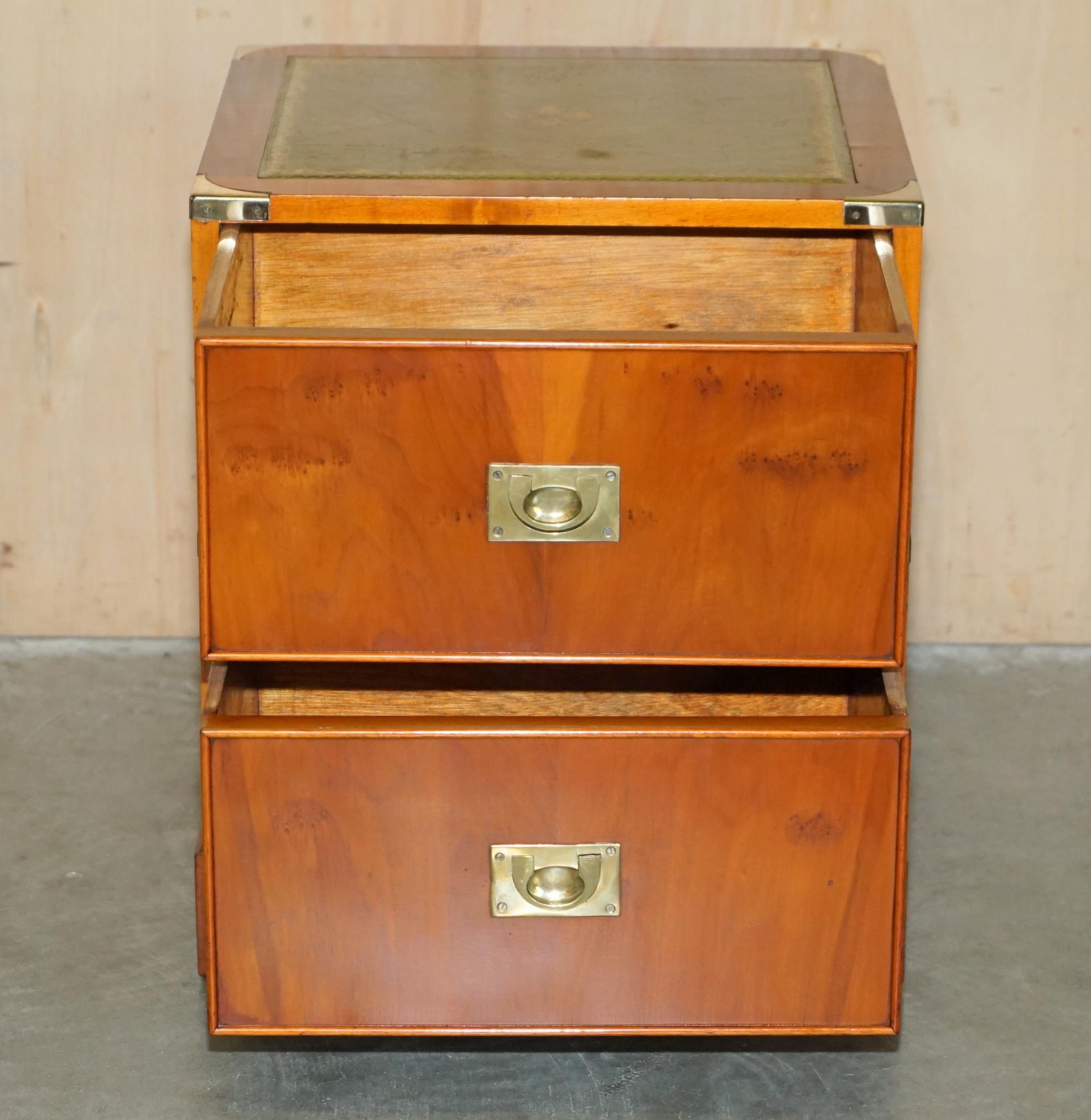 LOVELY PAiR OF BURR YEW WOOD GREEN LEATHER MILITARY CAMPAIGN NIGHTSTAND DRAWERS For Sale 9
