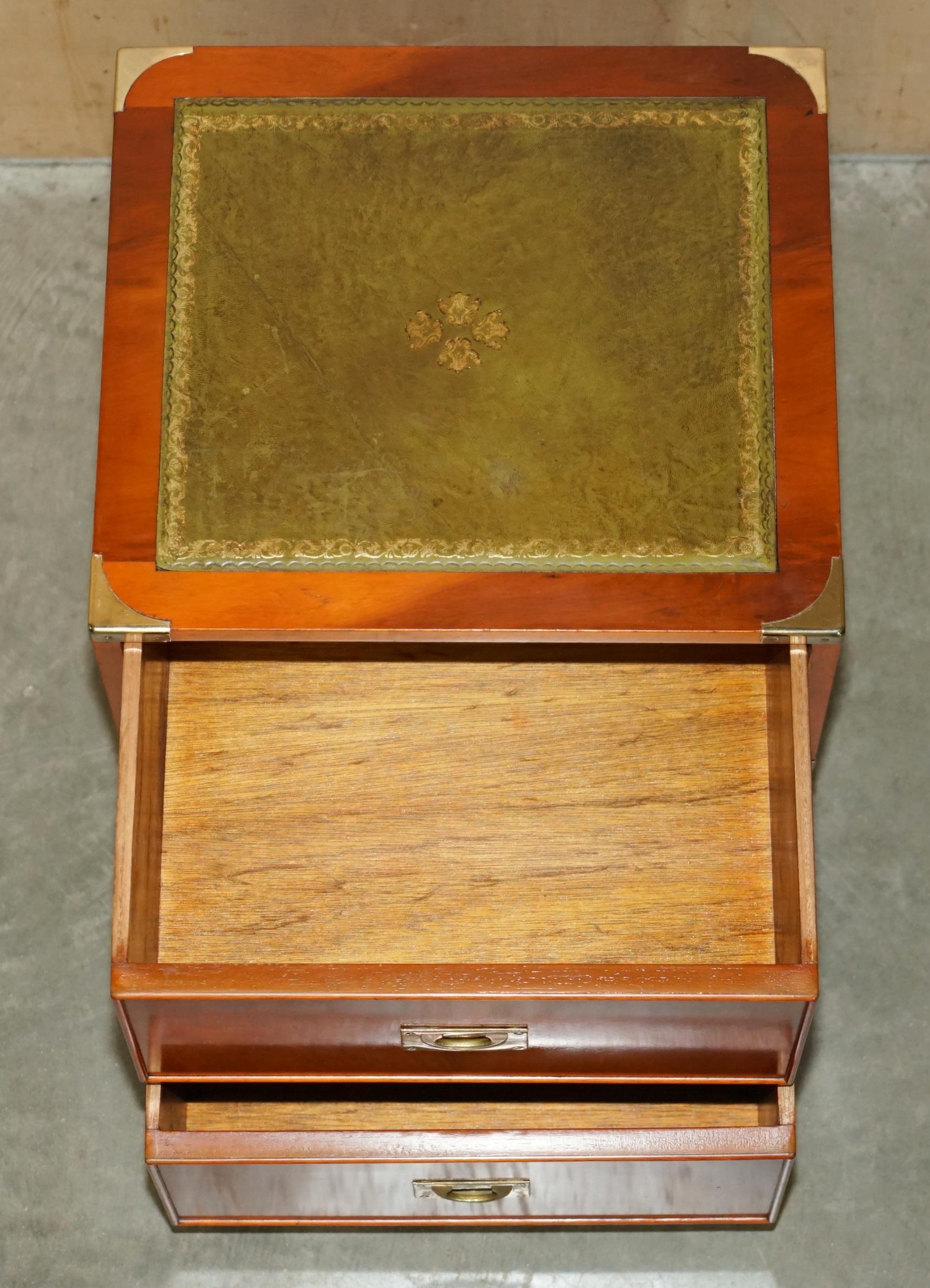 LOVELY PAiR OF BURR YEW WOOD GREEN LEATHER MILITARY CAMPAIGN NIGHTSTAND DRAWERS im Angebot 11