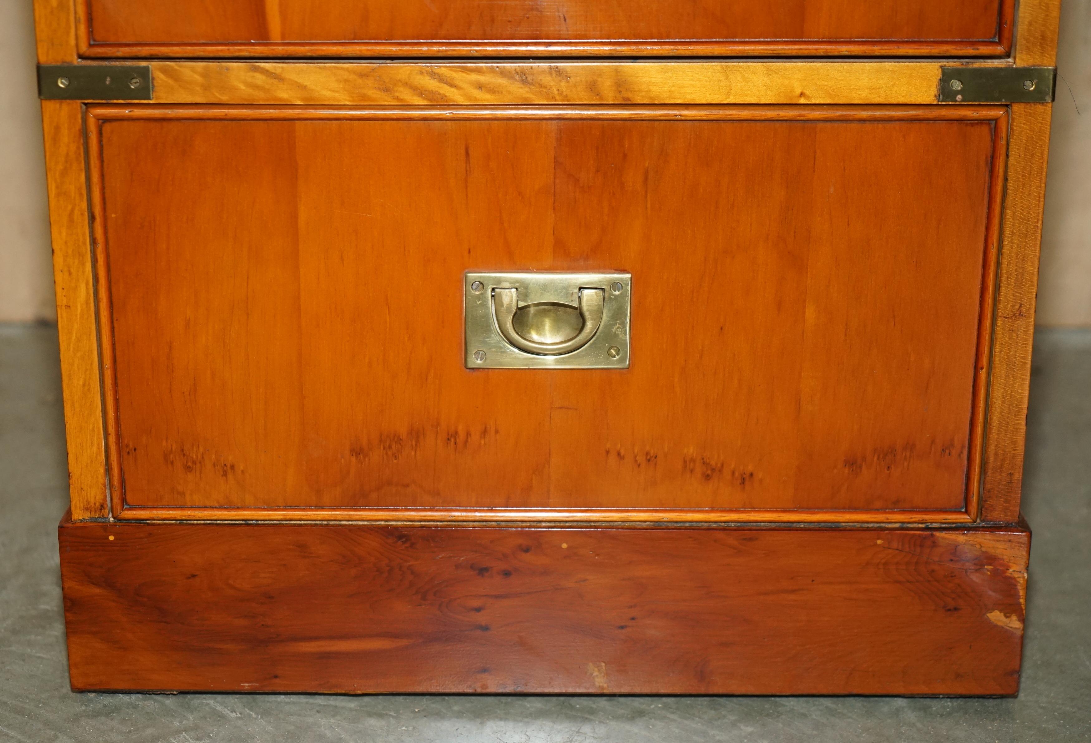 Laiton Joli tiroir de table de chevet militaire en cuir vert de Wood Wood Greene & Greene en vente