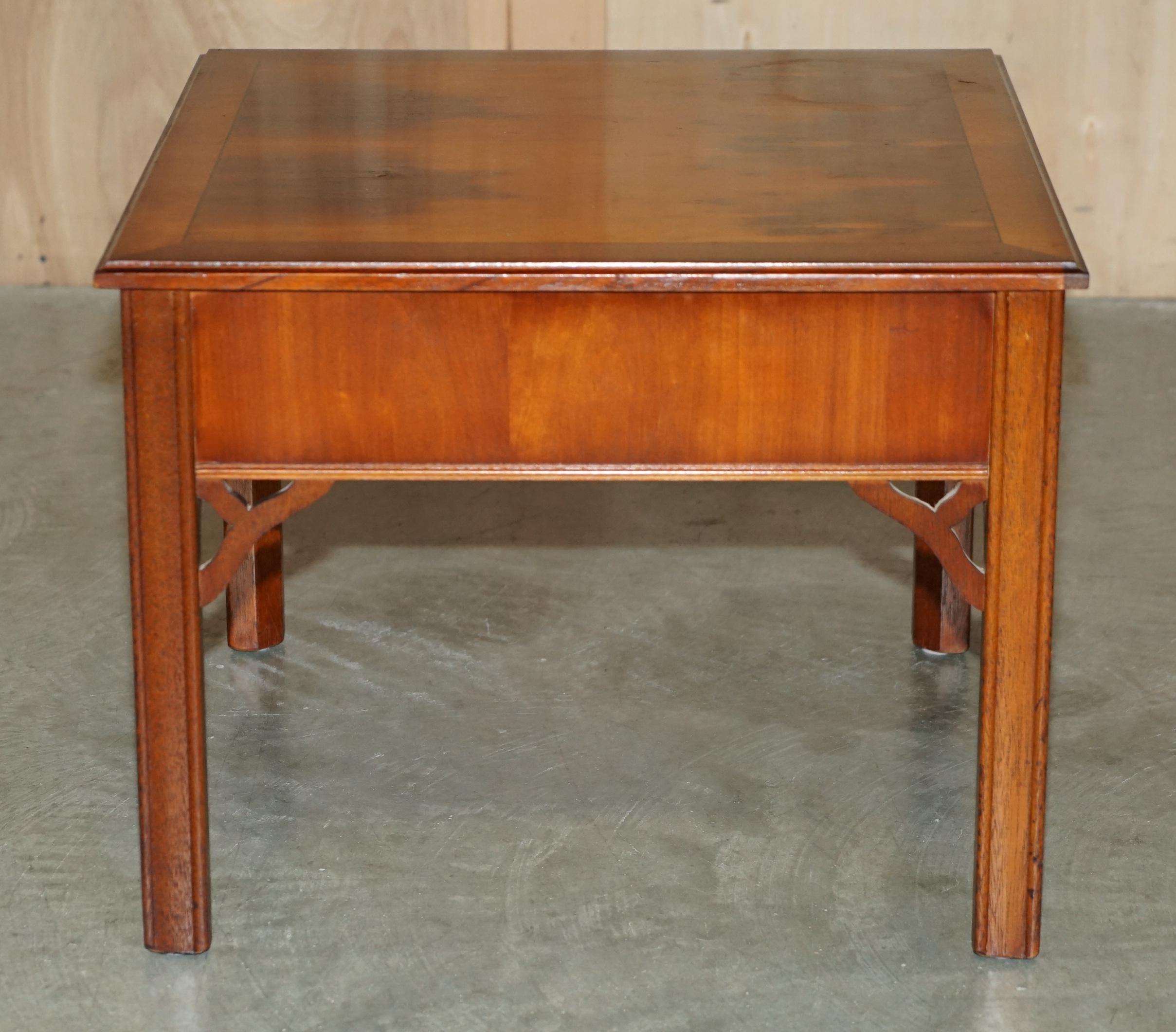 LOVELY PAIR OF BURR YEW WOOD SiDE END LAMP WINE TABLES WITH LARGE SINGLE DRAWERS For Sale 3