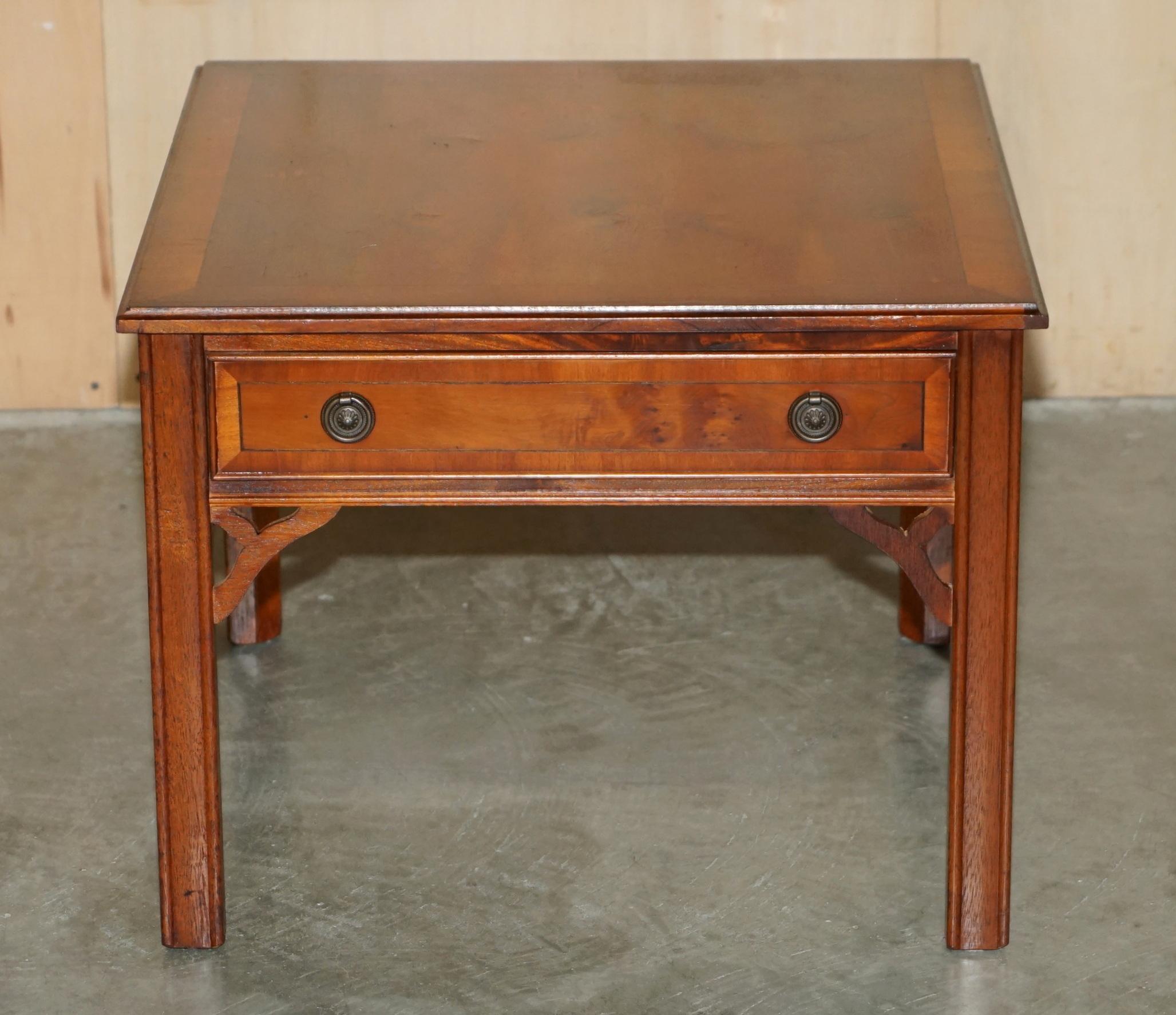LOVELY PAIR OF BURR YEW WOOD SiDE END LAMP WINE TABLES WITH LARGE SINGLE DRAWERS For Sale 8