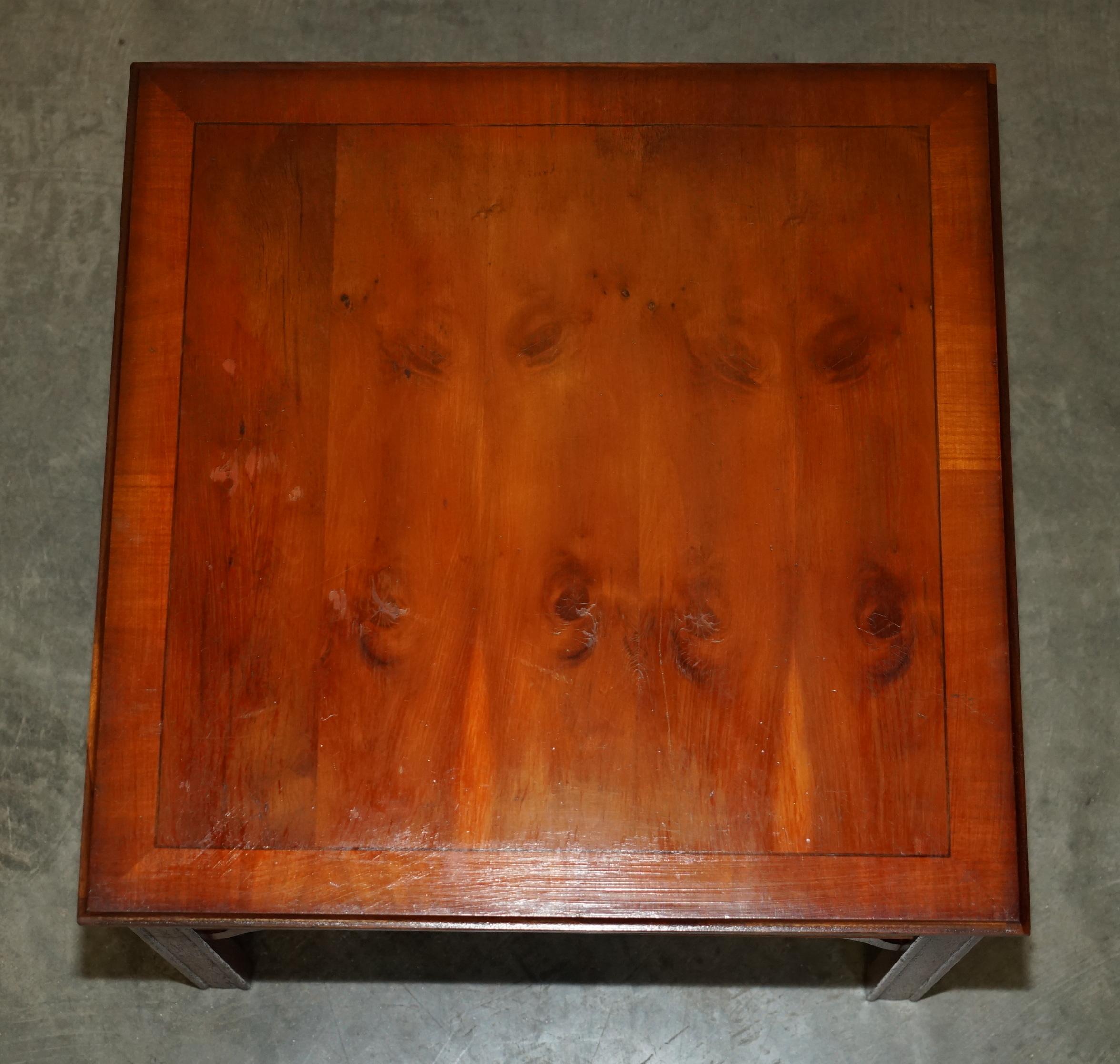 LOVELY PAIR OF BURR YEW WOOD SiDE END LAMP WINE TABLES MIT LARGE SINGLE DRAWERS im Angebot 10