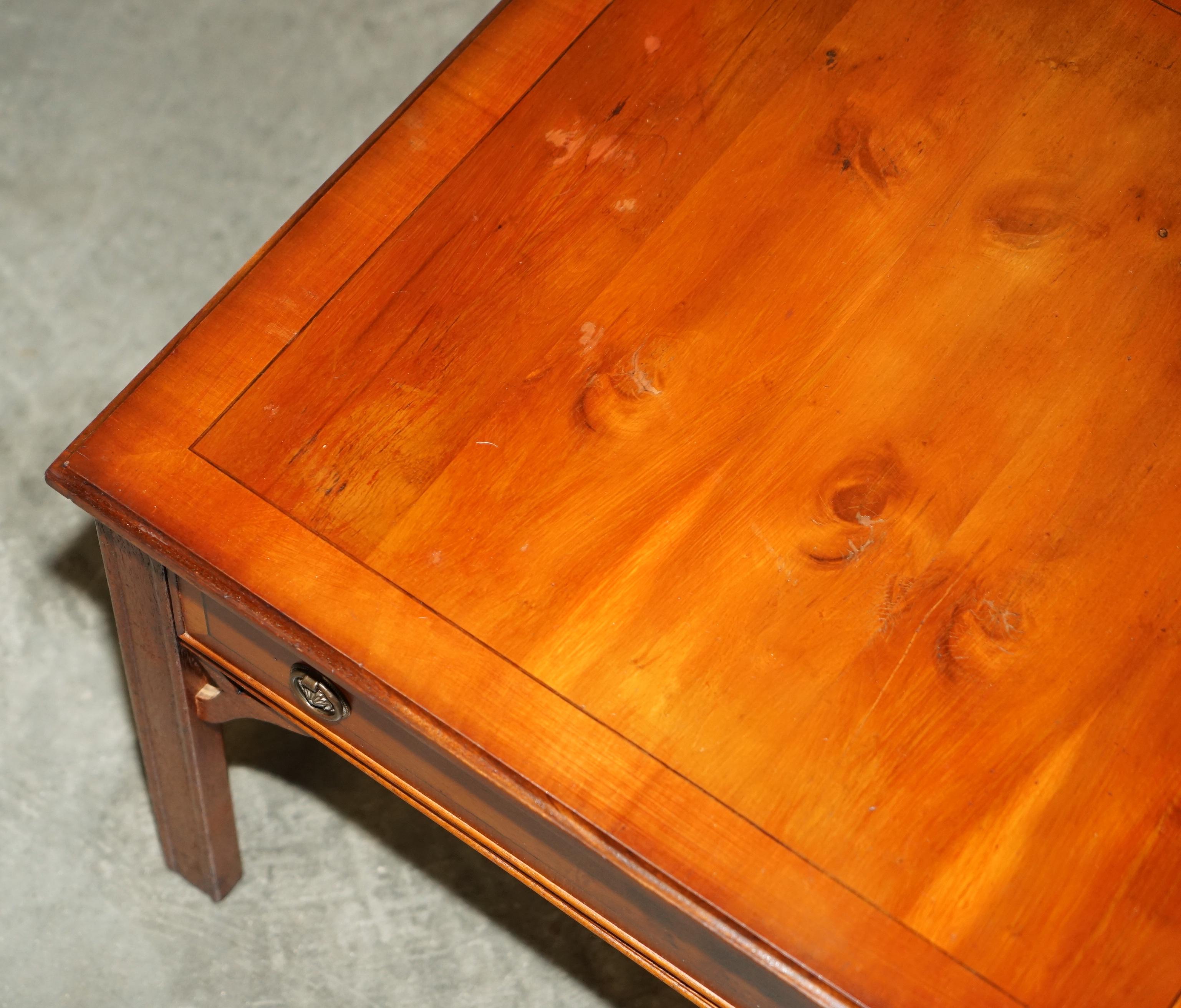 LOVELY PAIR OF BURR YEW WOOD SiDE END LAMP WINE TABLES WITH LARGE SINGLE DRAWERS For Sale 11