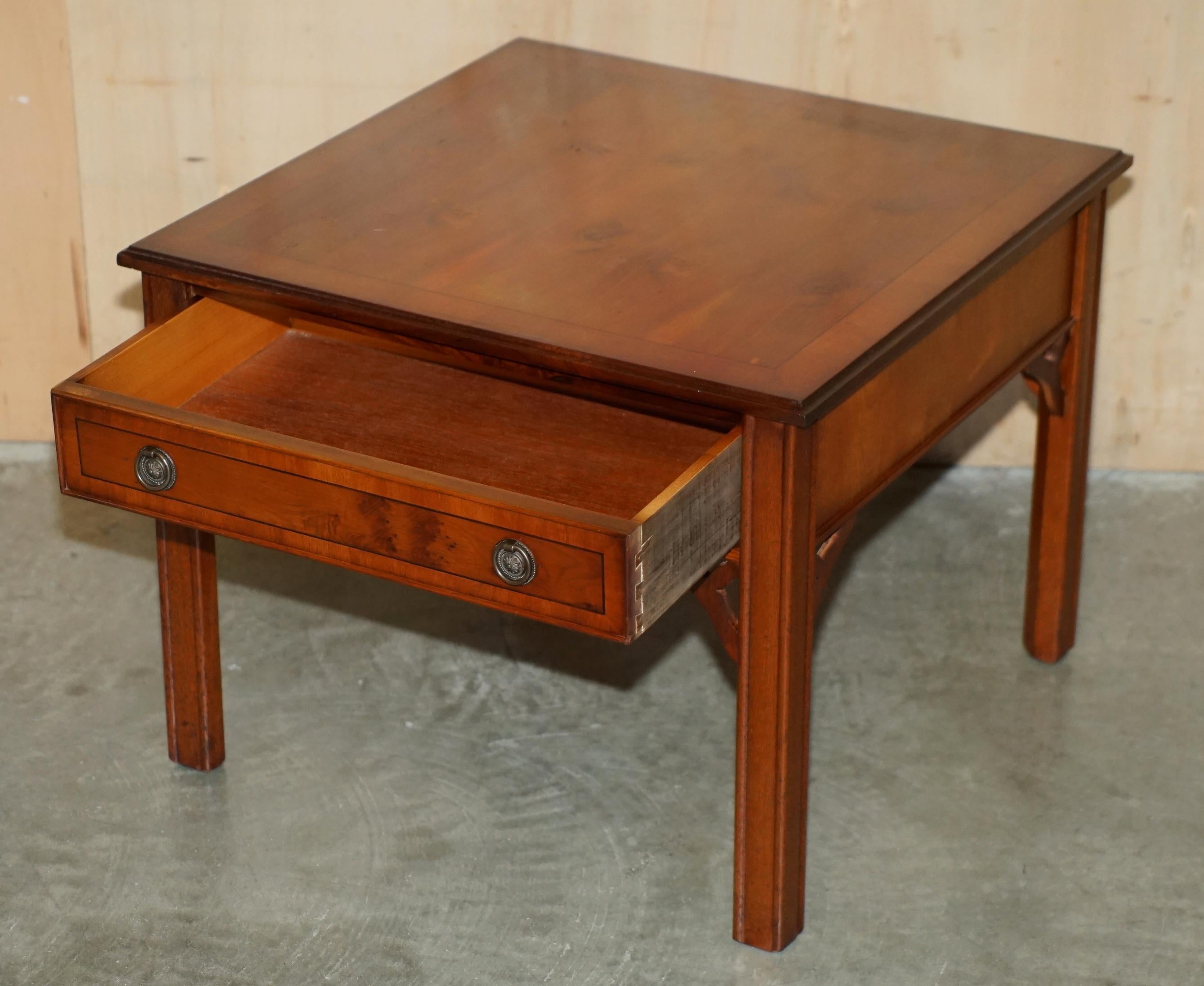 LOVELY PAIR OF BURR YEW WOOD SiDE END LAMP WINE TABLES WITH LARGE SINGLE DRAWERS For Sale 13