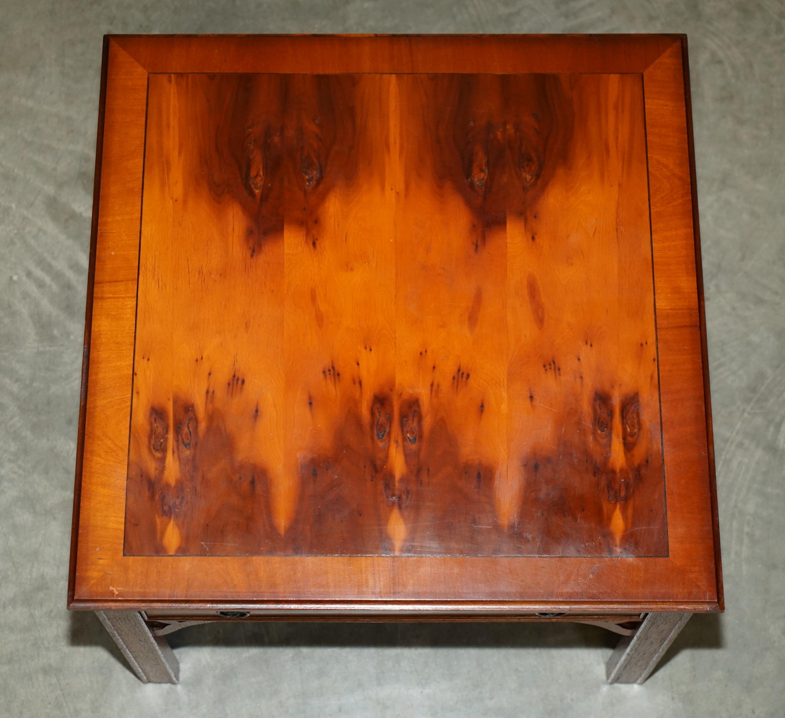 LOVELY PAIR OF BURR YEW WOOD SiDE END LAMP WINE TABLES MIT LARGE SINGLE DRAWERS (Eibenholz) im Angebot
