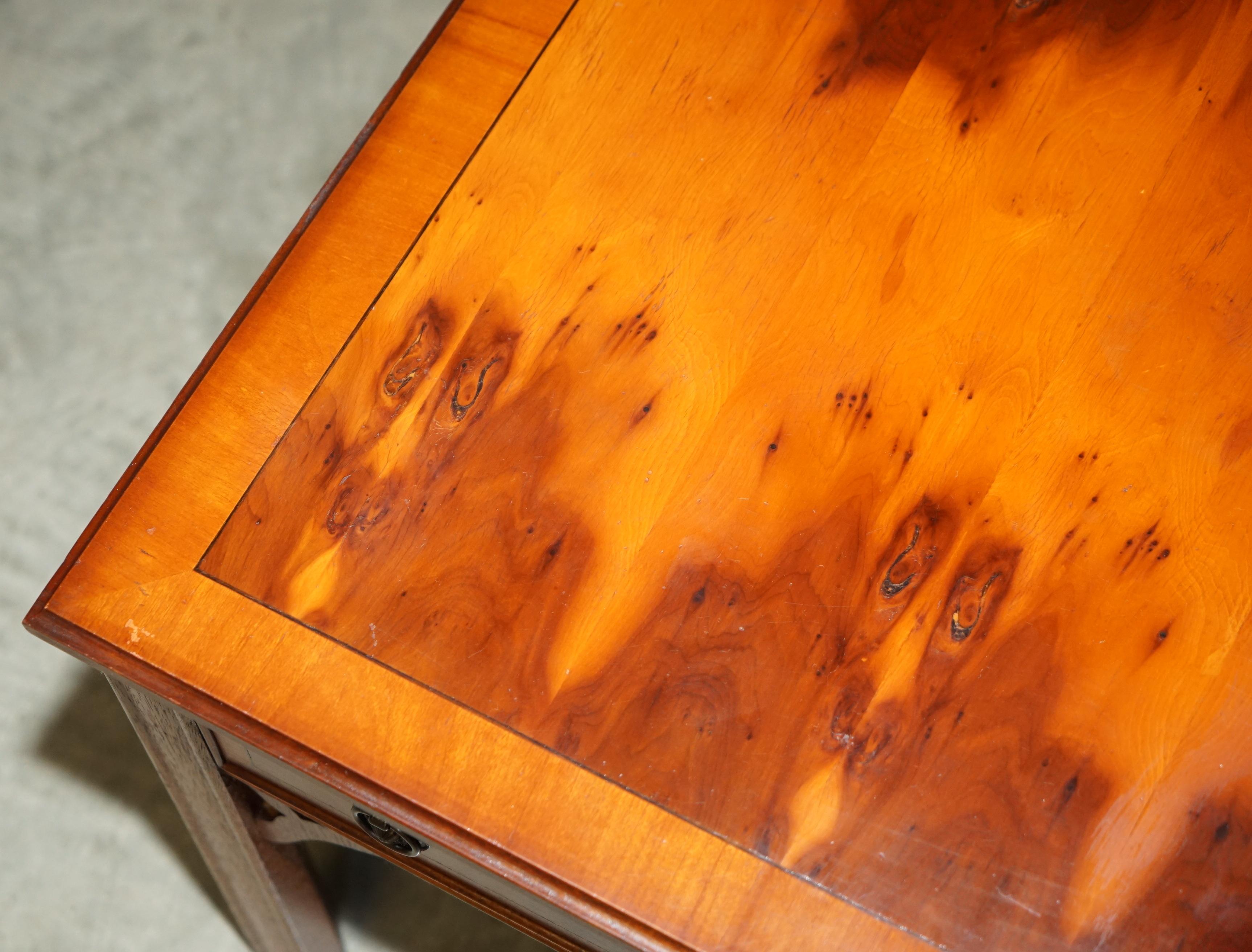 LOVELY PAIR OF BURR YEW WOOD SiDE END LAMP WINE TABLES WITH LARGE SINGLE DRAWERS For Sale 1