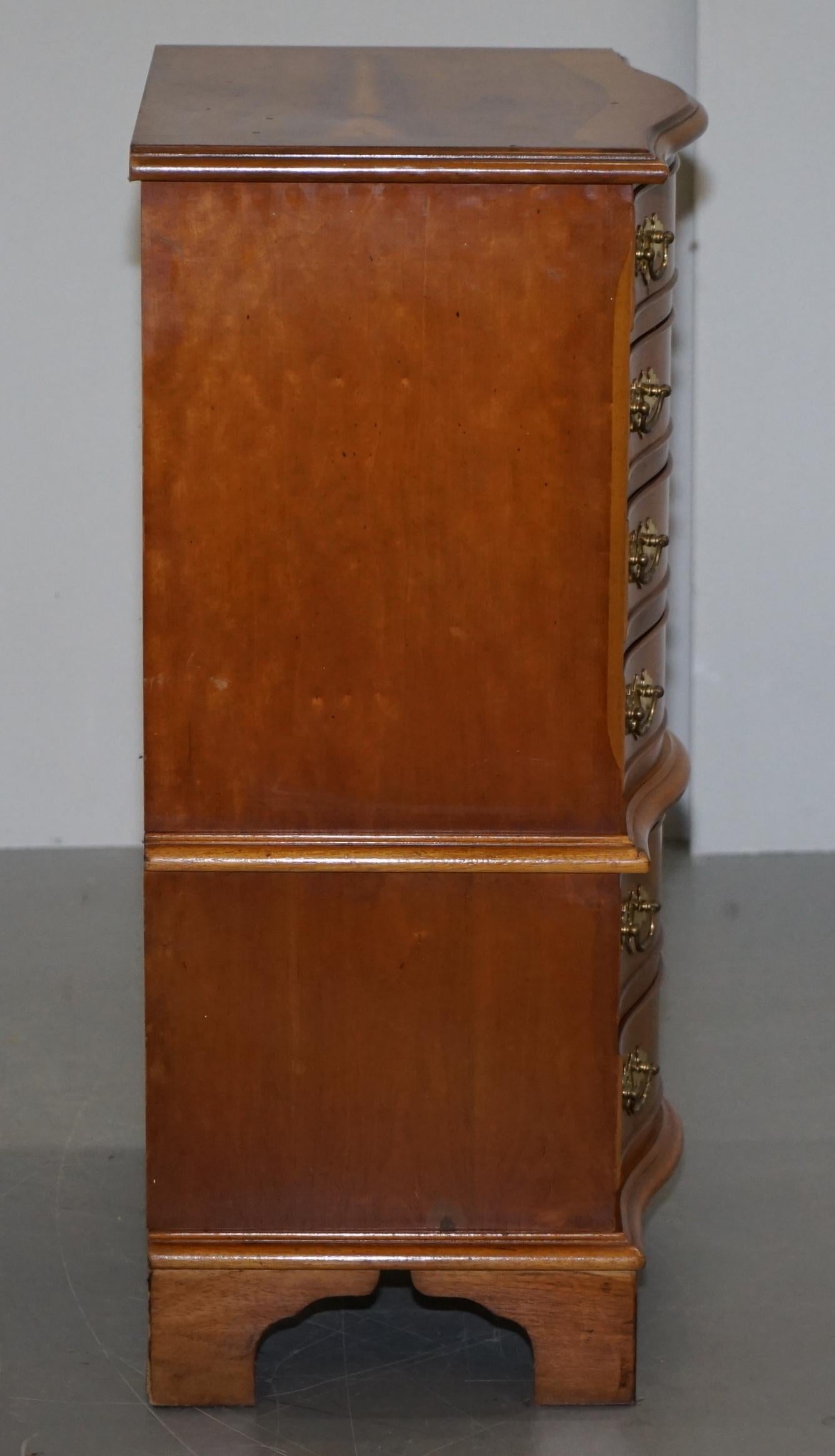 Jolie paire de commodes hautes et de commodes à tiroirs en bois d'if de petite taille en vente 8