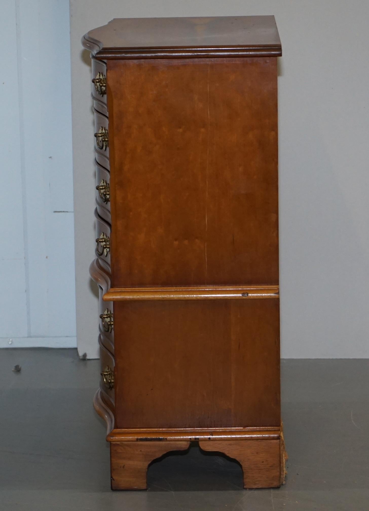 Jolie paire de commodes hautes et de commodes à tiroirs en bois d'if de petite taille en vente 10