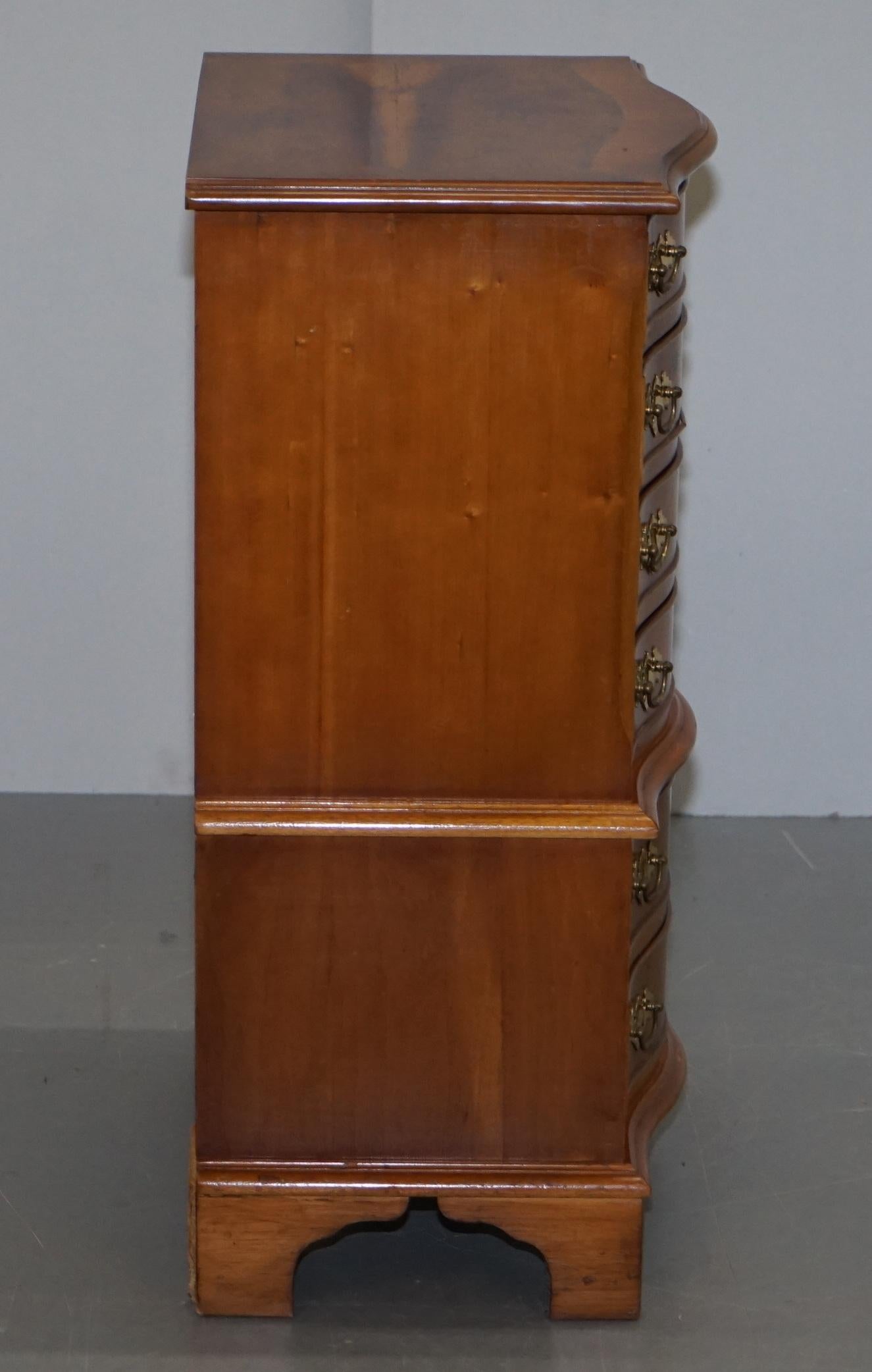 20ième siècle Jolie paire de commodes hautes et de commodes à tiroirs en bois d'if de petite taille en vente