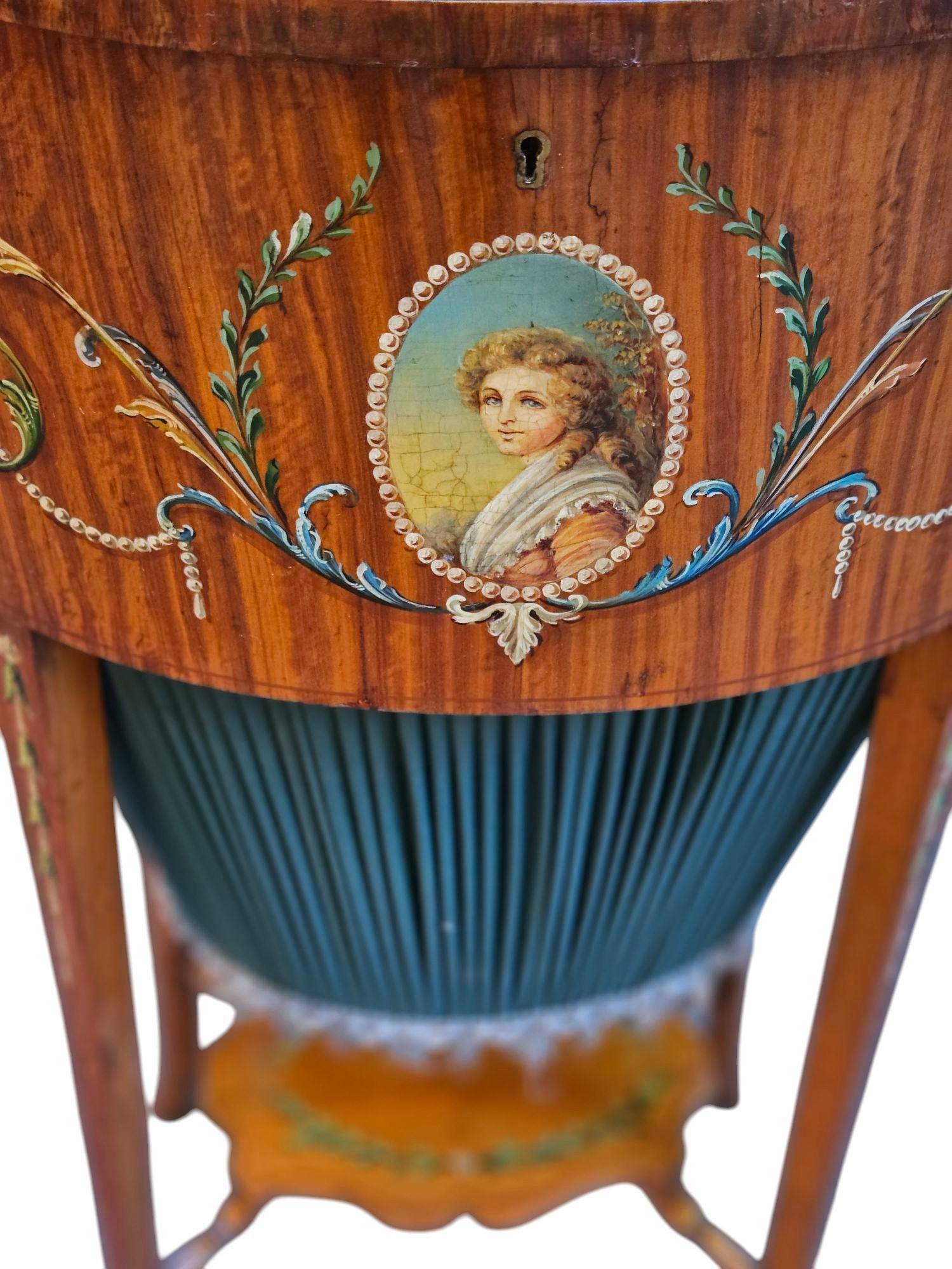 Victorien tardif Charmante paire de tables à coudre en bois satiné des années 1900 en vente
