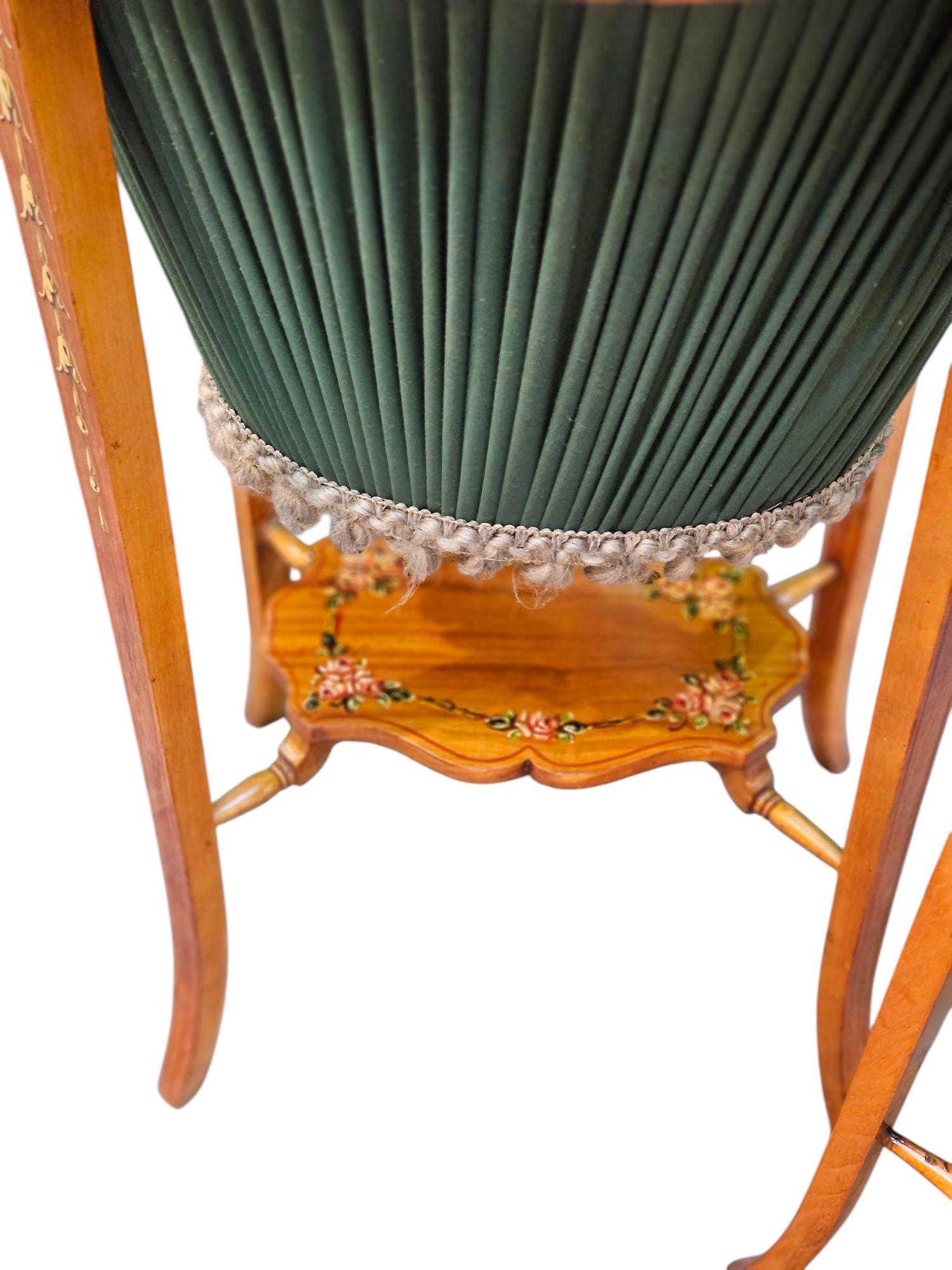 Européen Charmante paire de tables à coudre en bois satiné des années 1900 en vente