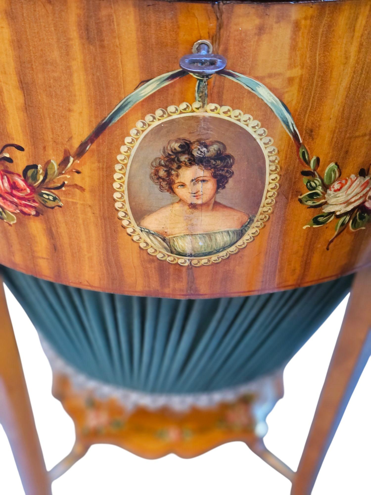 Peint Charmante paire de tables à coudre en bois satiné des années 1900 en vente